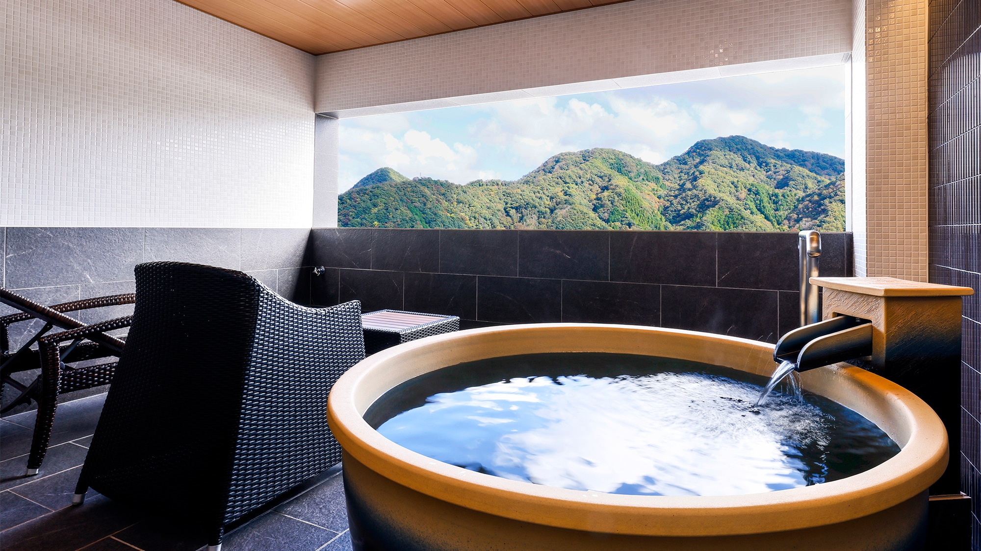 [With open-air bath ◇Rakuga-] [Open-air bath]