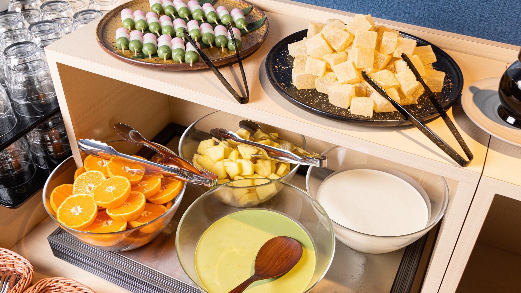 [Breakfast] Colorful sweets. Enjoy fruits and Japanese sweets.