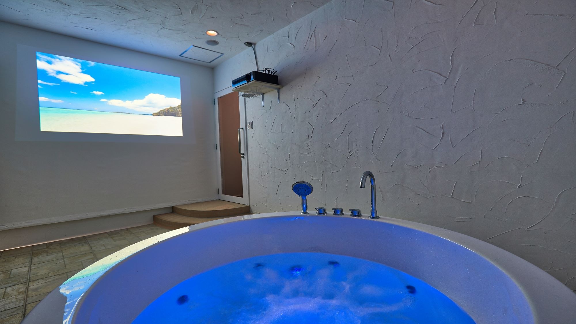 Outdoor Jacuzzi with projector