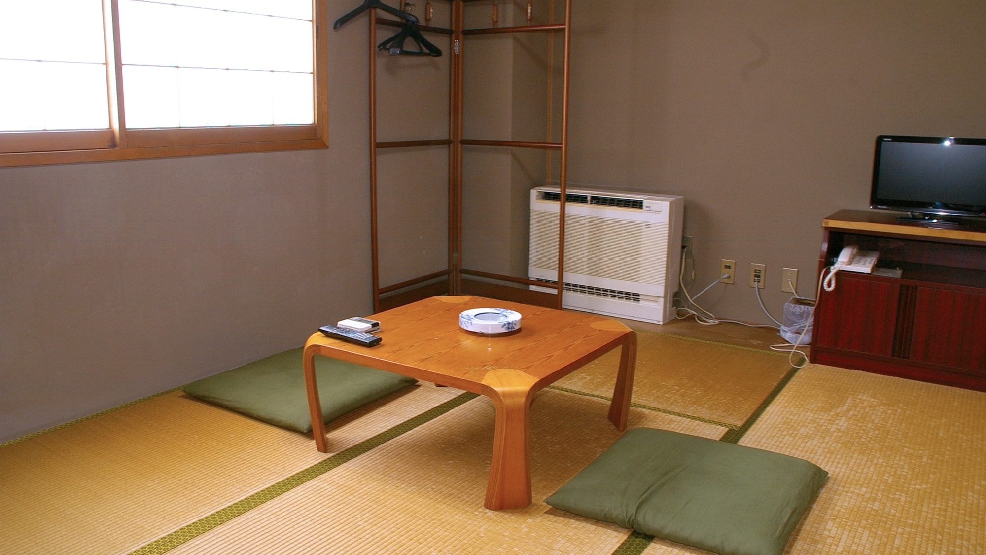 *A quiet and relaxing Japanese-style room. It has a traditional design and still retains some of its old-fashioned feel. Available for one person or more.