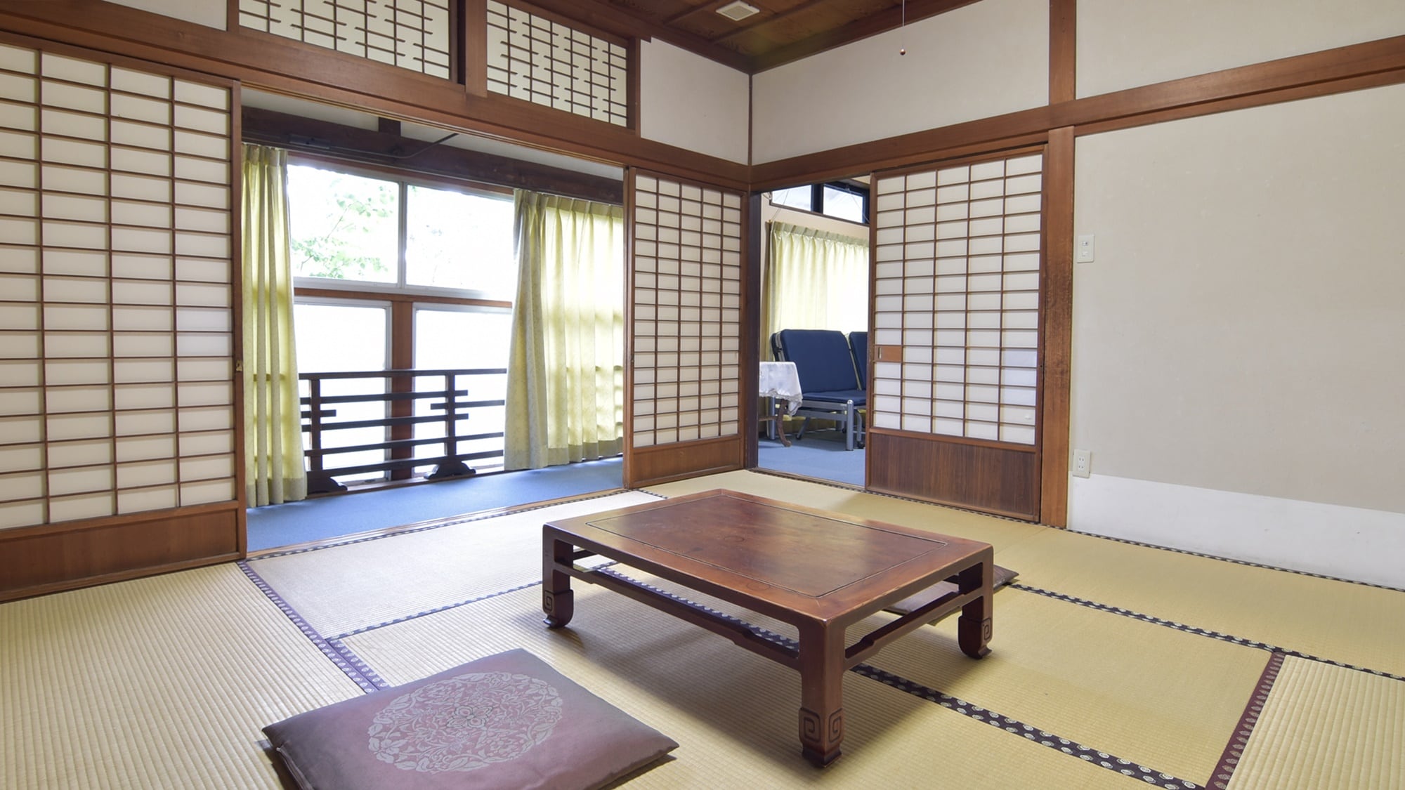 * Example of guest room / You can spend a relaxing time in a spacious room.
