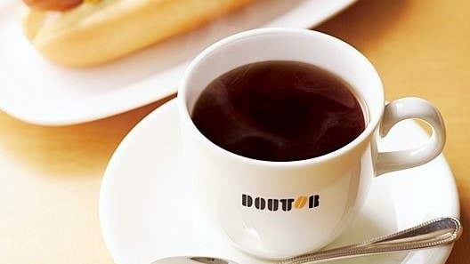 Doutor 咖啡店的熱咖啡和德國狗。