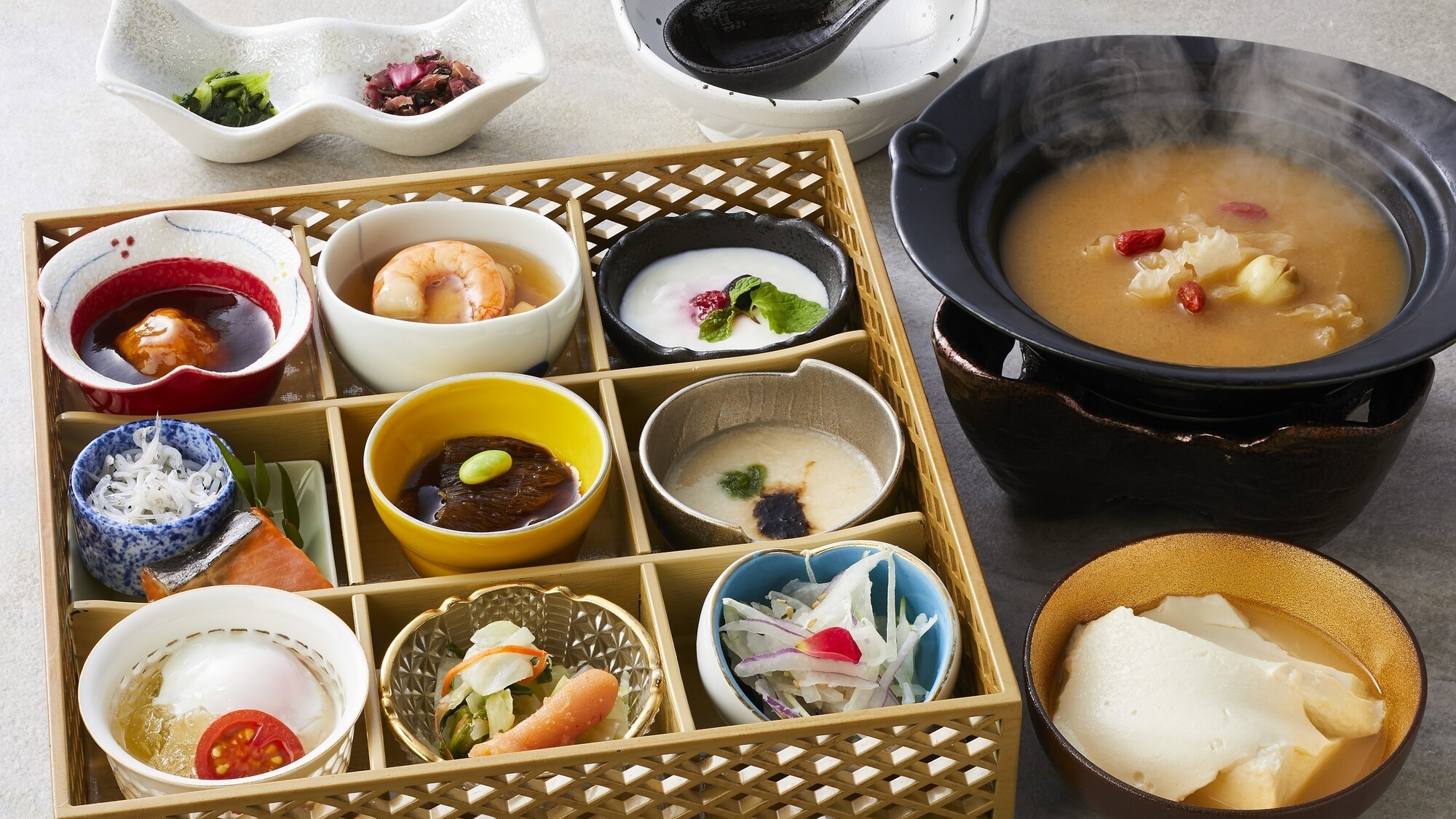[Breakfast] We provide a Japanese meal for each person.