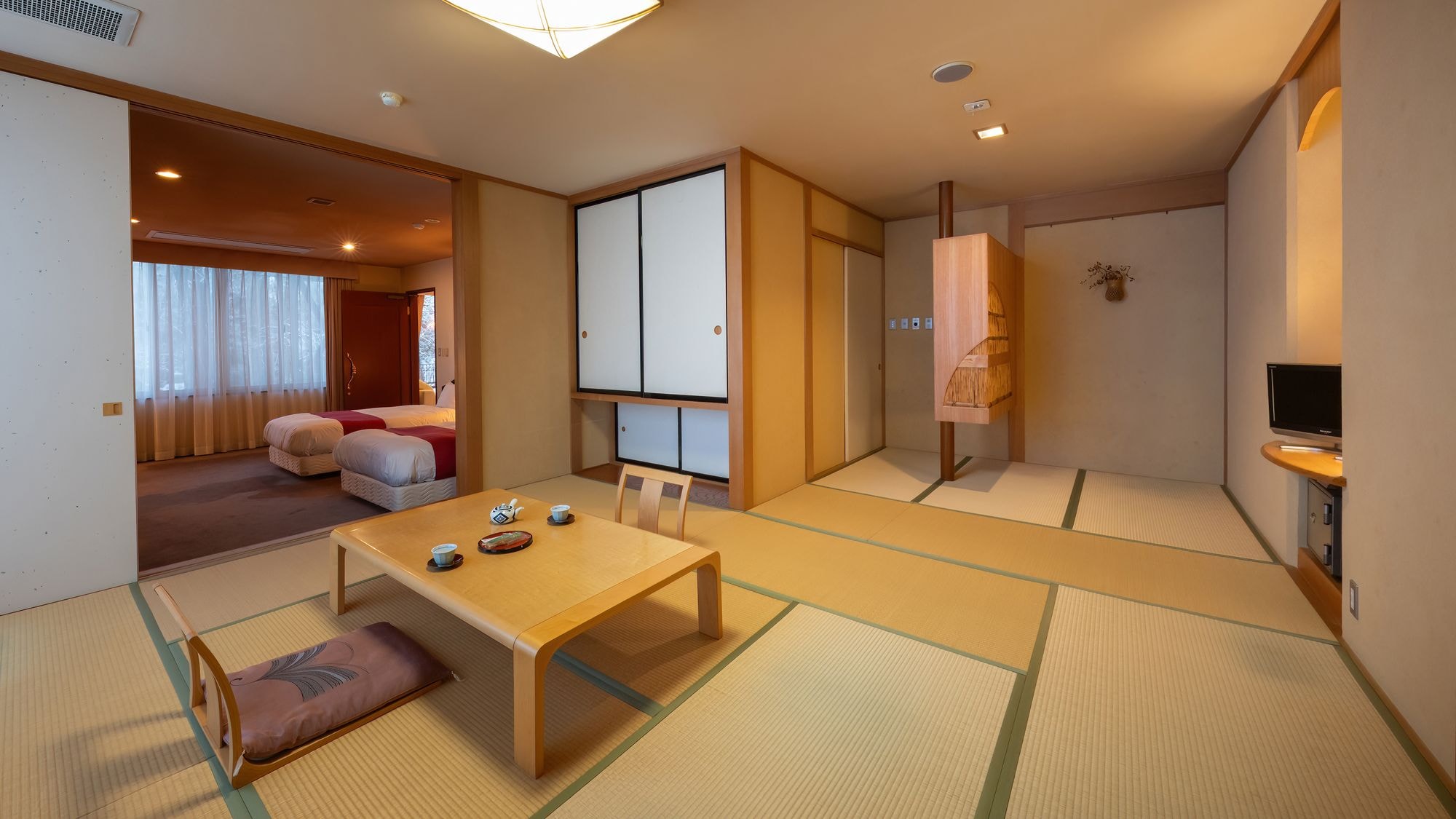 ■Junior Suite | Enjoy a luxurious stay in a Japanese-Western style room