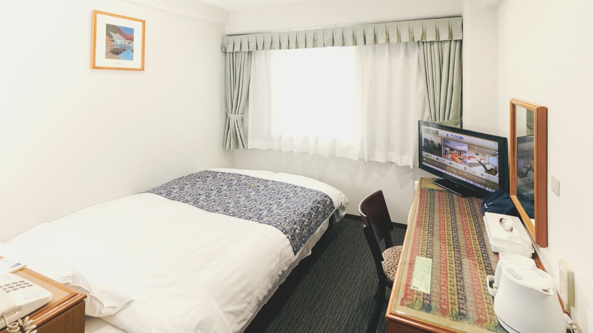Kamar single (Tempat tidurnya berukuran semi-double yang luas.)