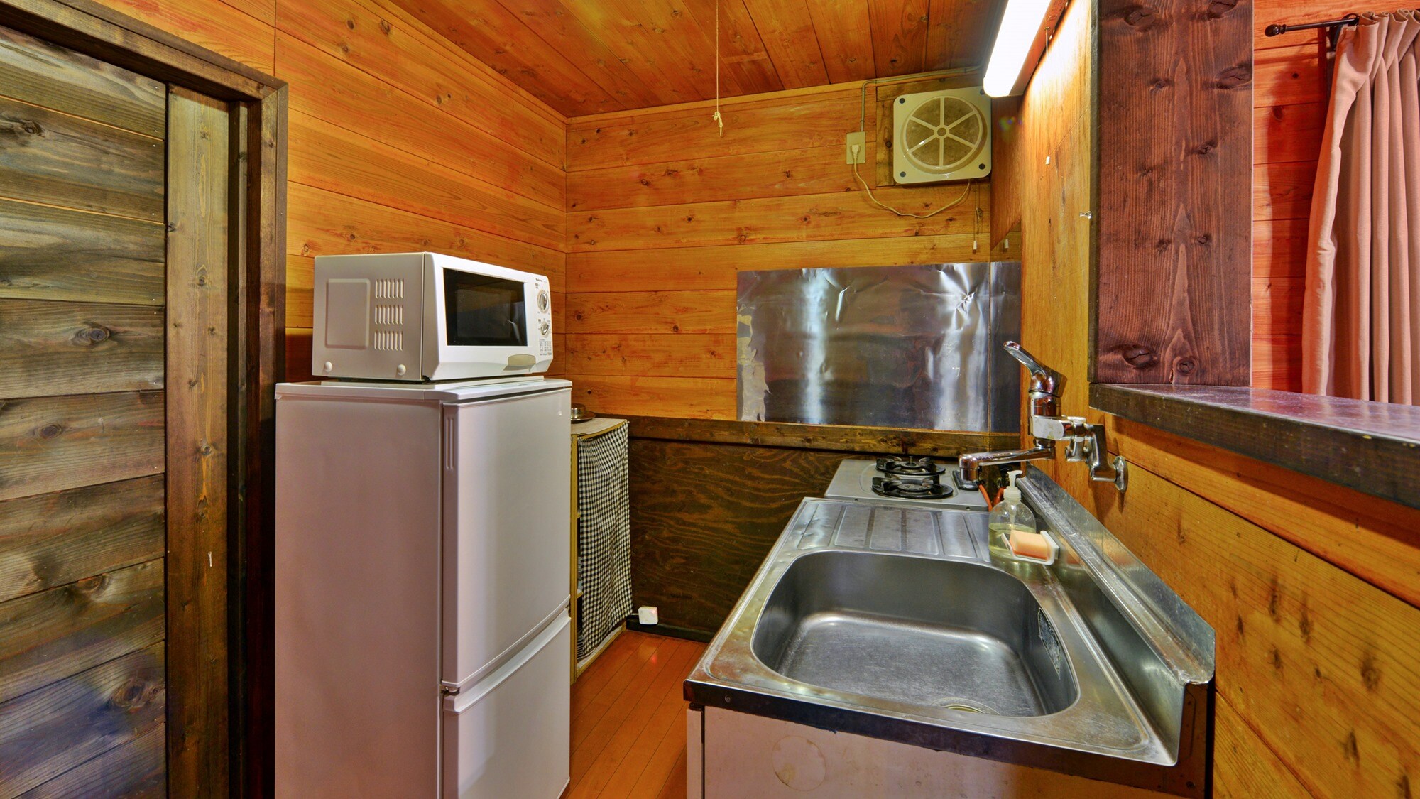 * [Cottage / Reindeer] There are plenty of cooking utensils such as pots and frying pans in the kitchen.