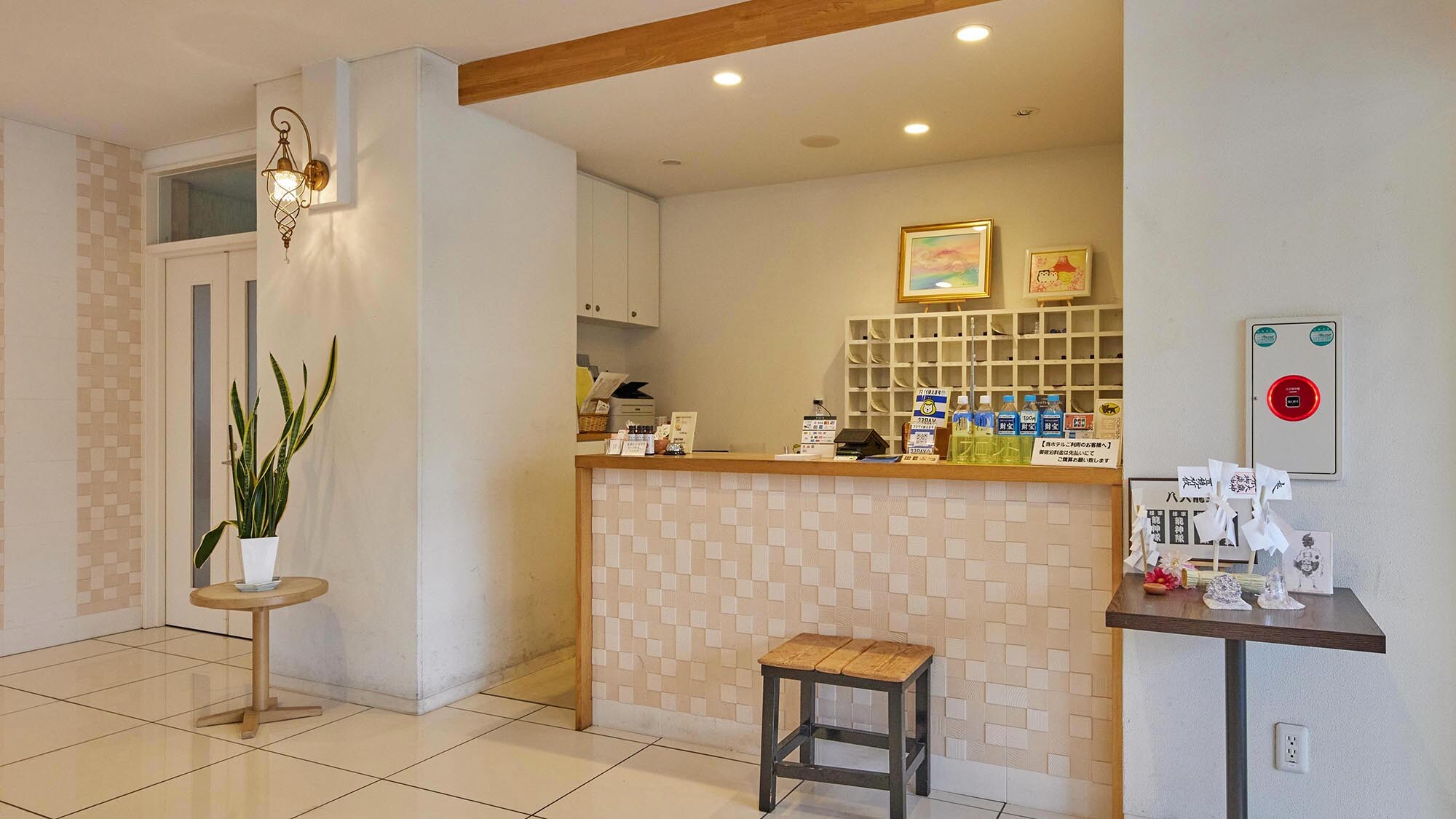 ・[Lobby] We are open 24 hours a day, so please feel free to ask us any questions you may have.