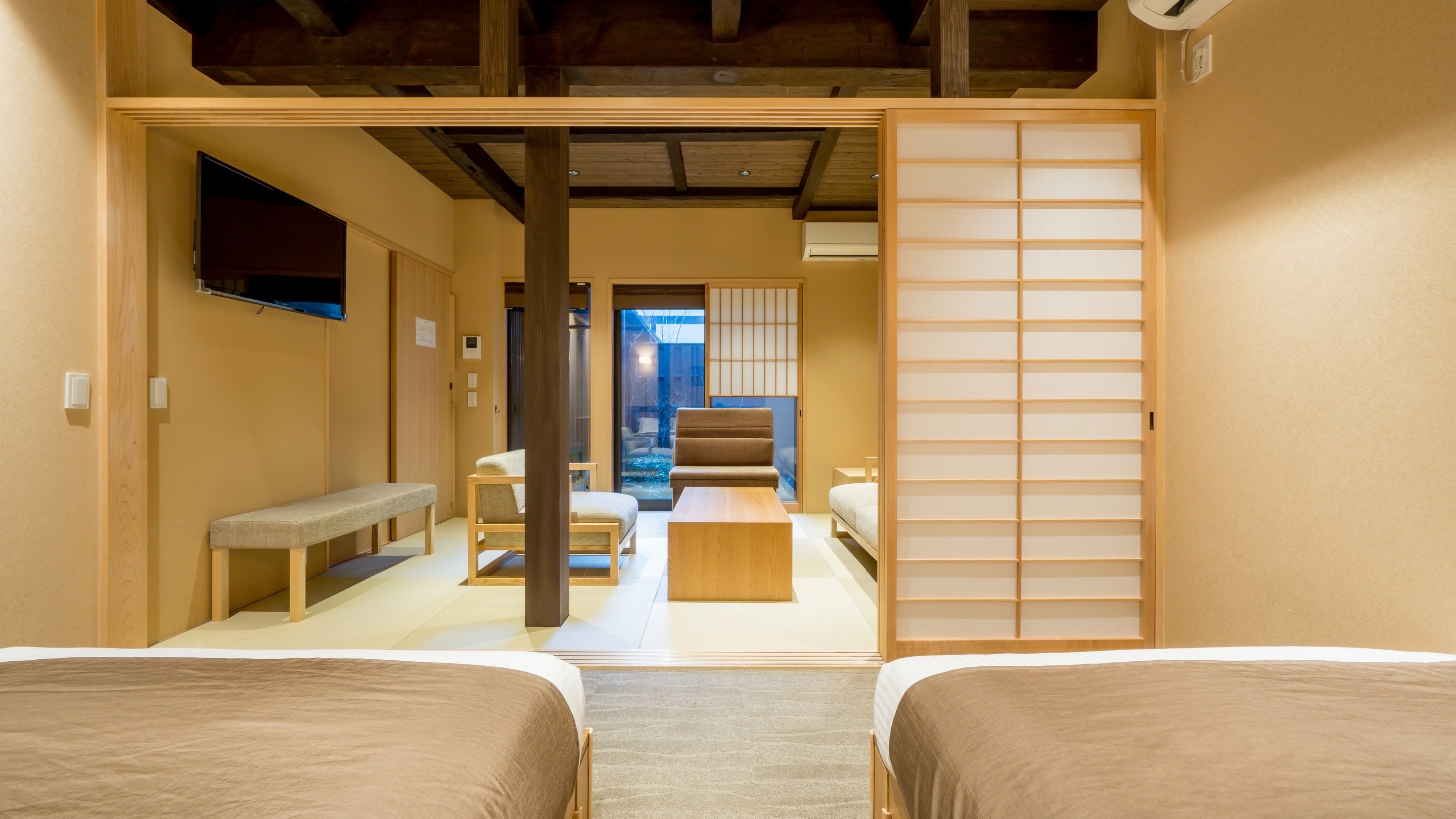 [2 semi-double beds, 2 Japanese futons, 1 sofa bed] Annex Suite