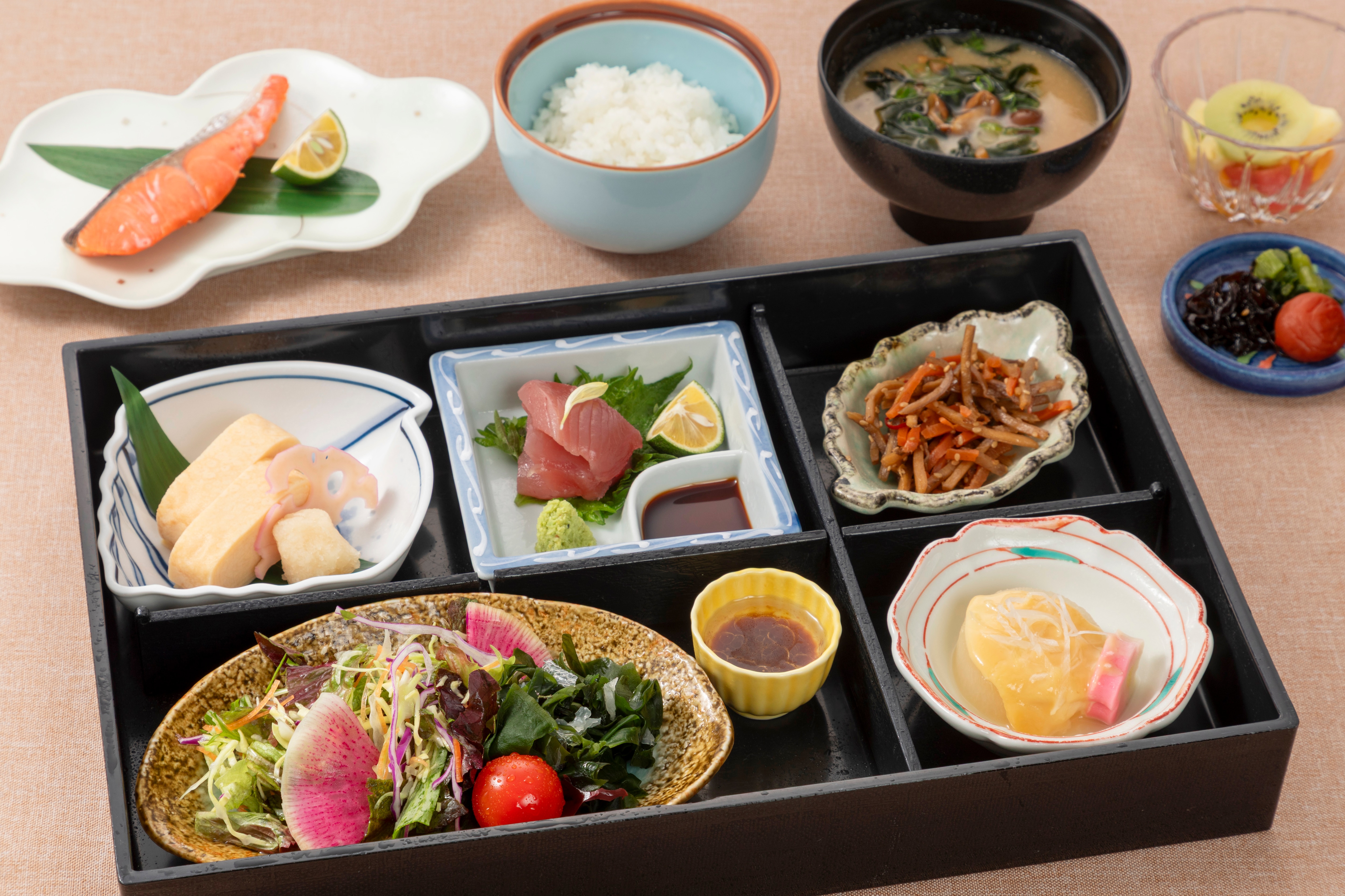 อาหารเช้า: เพลิดเพลินกับซาซิมิและปลาแห้งที่จับได้สดๆ เป็นอาหารเช้า