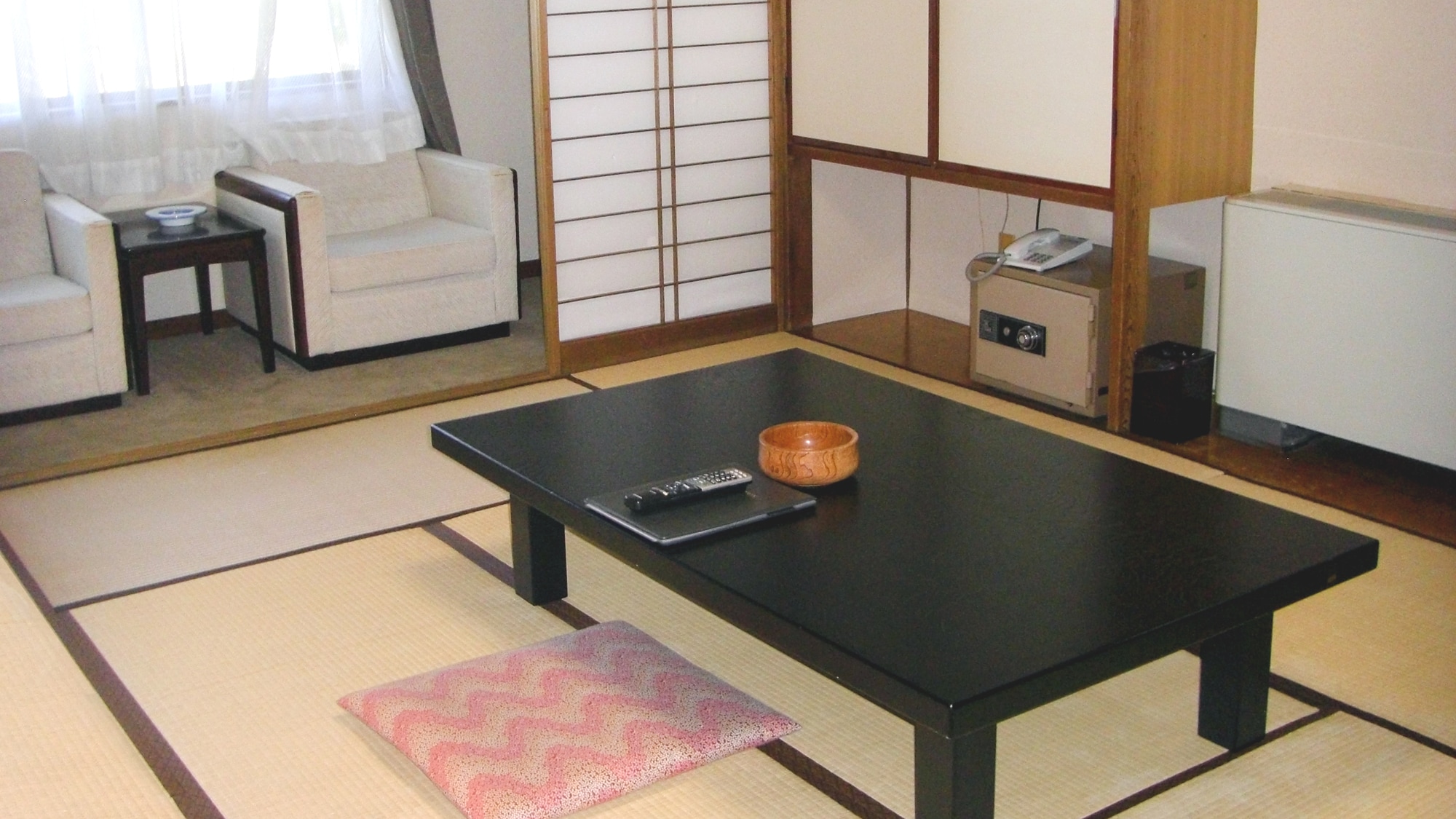 Japanese-style room (8 tatami mats) with toilet