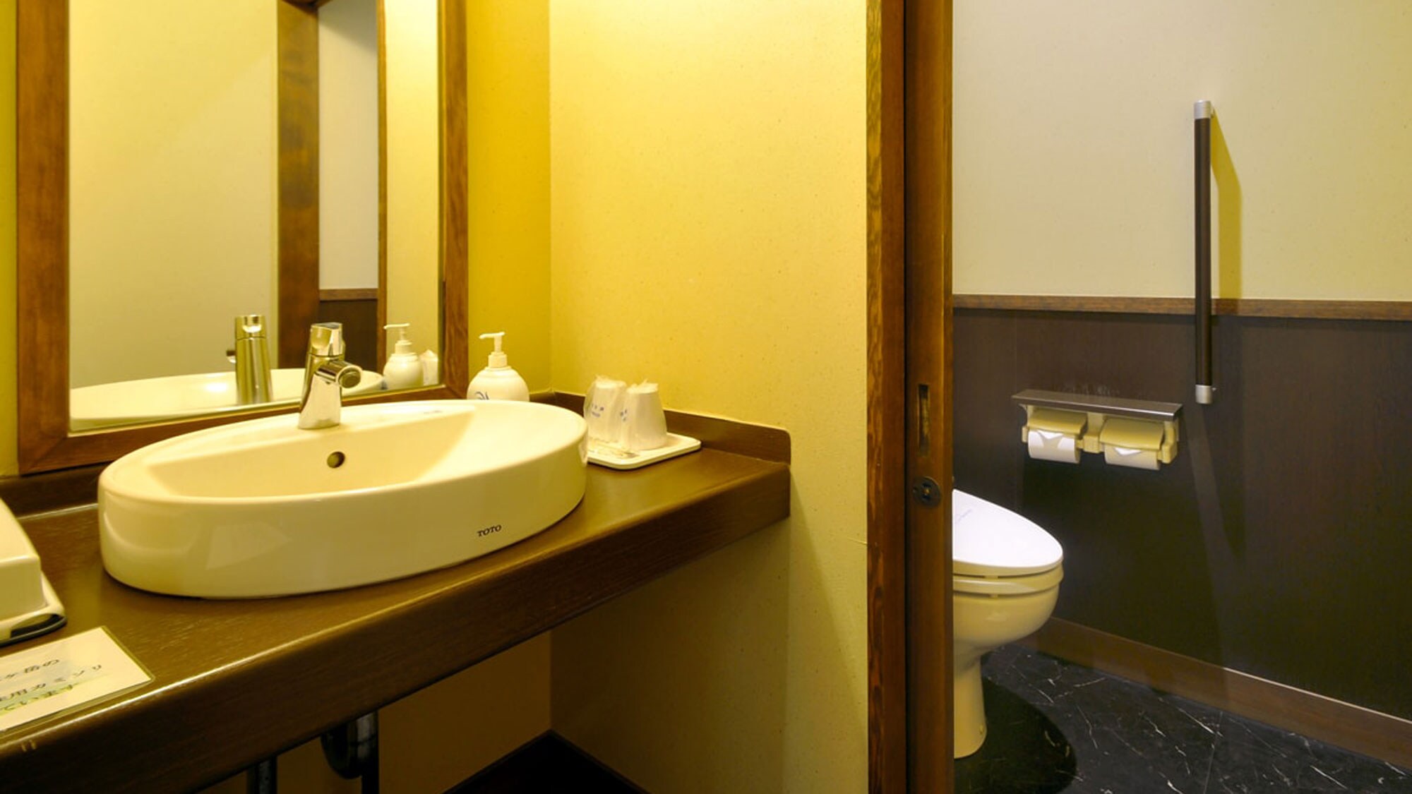 [Guest room / Main building Japanese-style room 8 tatami mats] Washroom and toilet