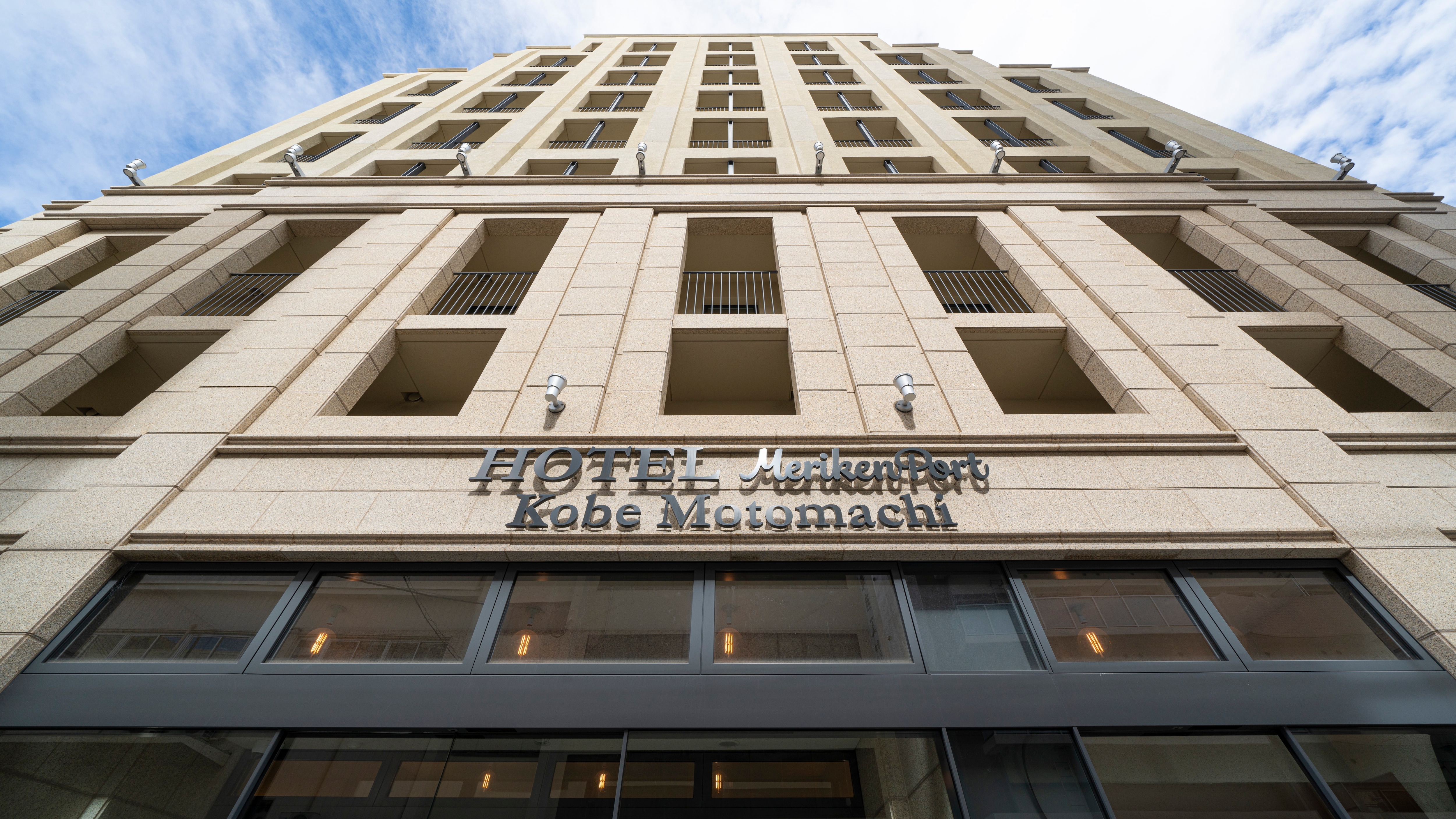 ภายนอกสไตล์ตะวันตกที่เข้ากับทิวทัศน์ของเมือง