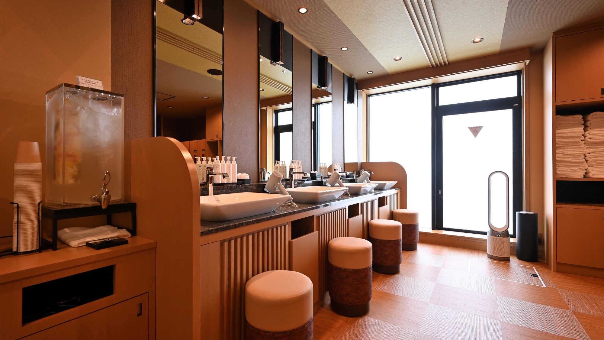 [Wa Onsen] "HASU" The spacious and clean dressing room is equipped with detox water.