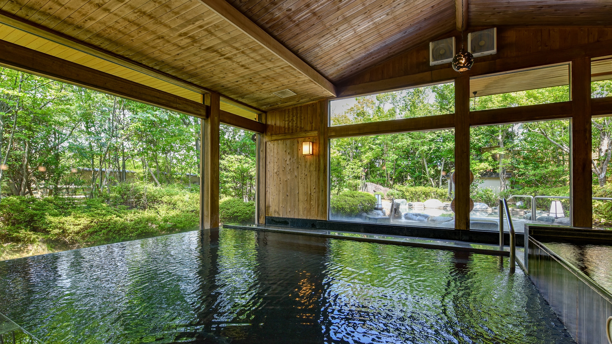 *[Large public bath] You can enjoy a relaxing bath while looking out at the trees in the garden.