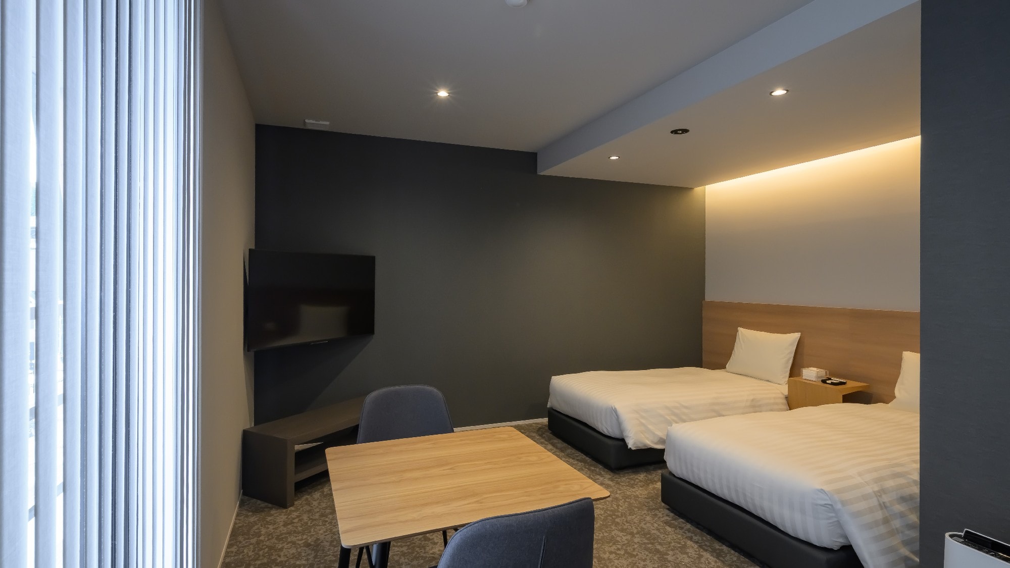 [Standard Twin] Equipped with Wi-Fi and a comfortable chair and table for work.