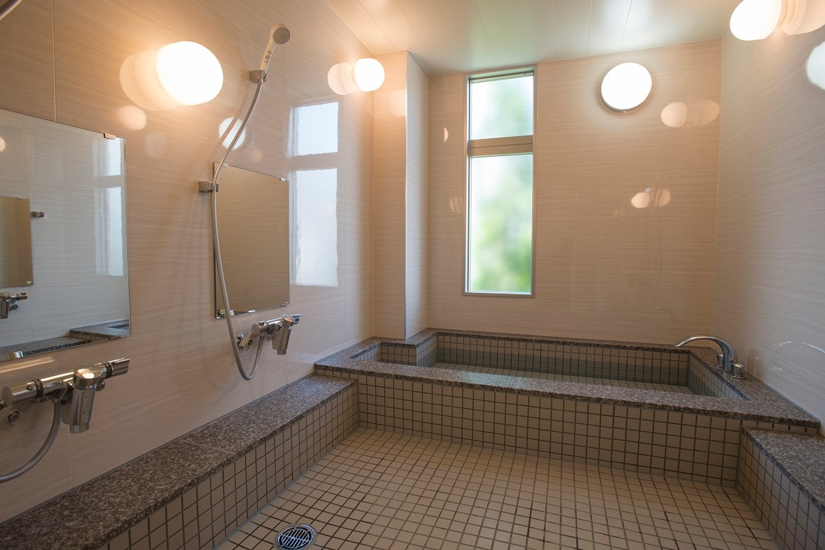 ◇Large public bath◇ We have separate indoor baths for men and women. Stretch your legs and soothe the fatigue of the day.