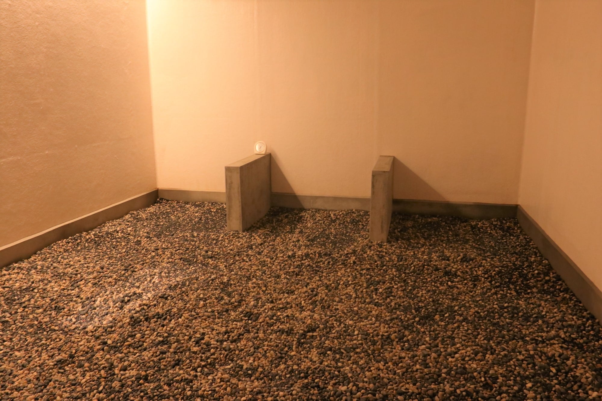 Mineral mist bedrock bath