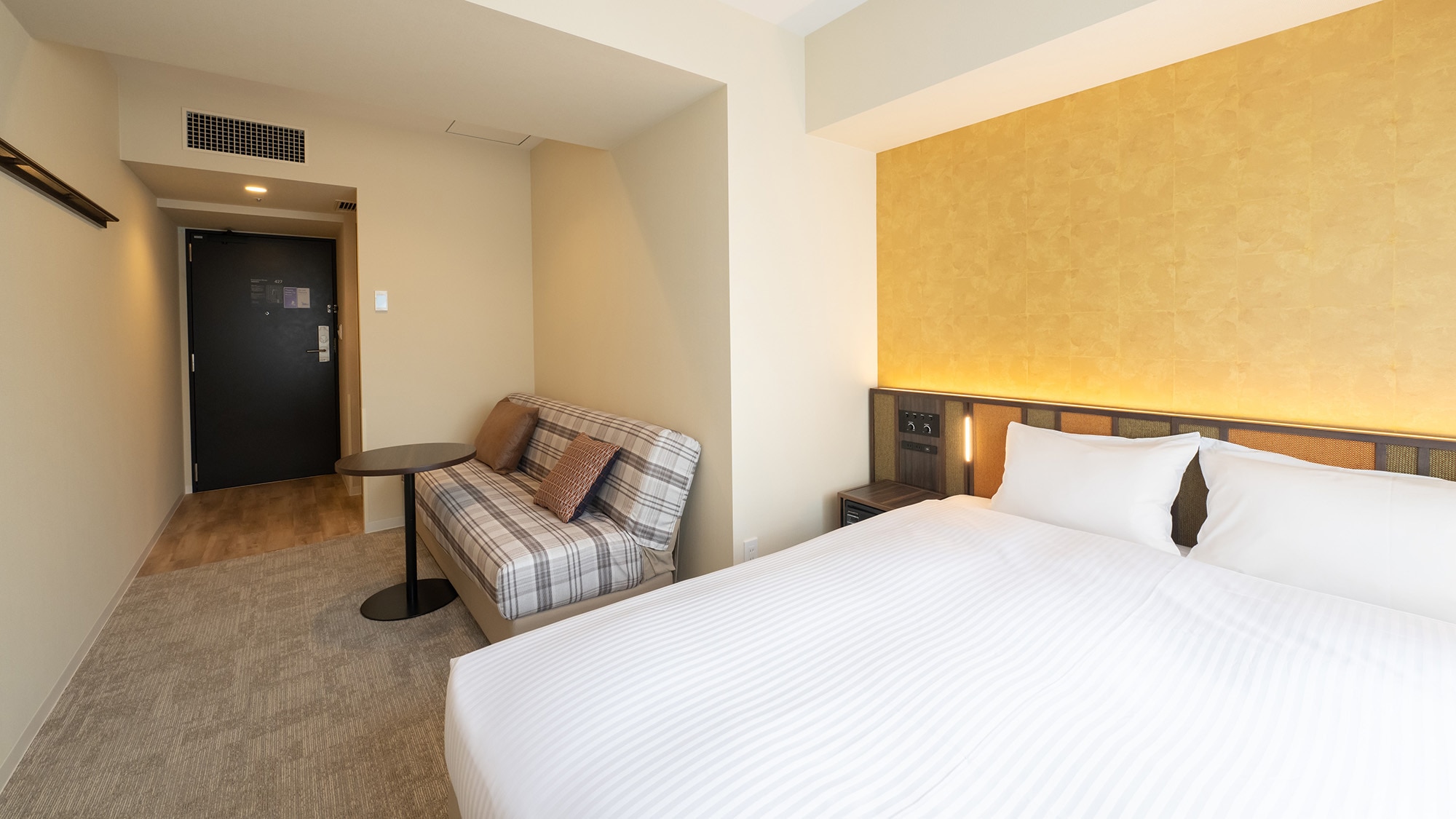 [Superior Double] You can relax in a 160cm wide bed. All rooms have free Wi-Fi.