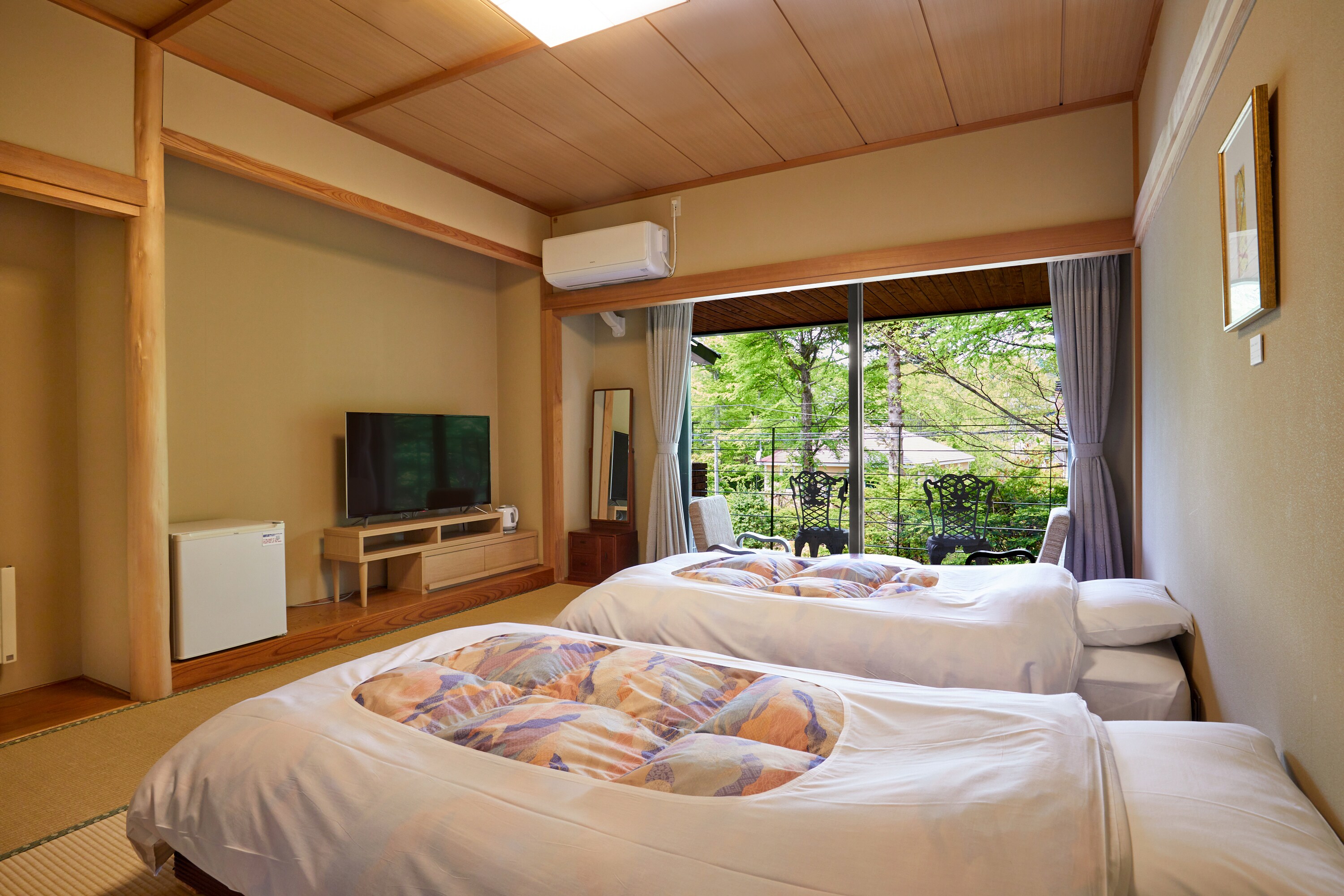 Japanese-Western style room, 10 tatami mats, 1-3 people