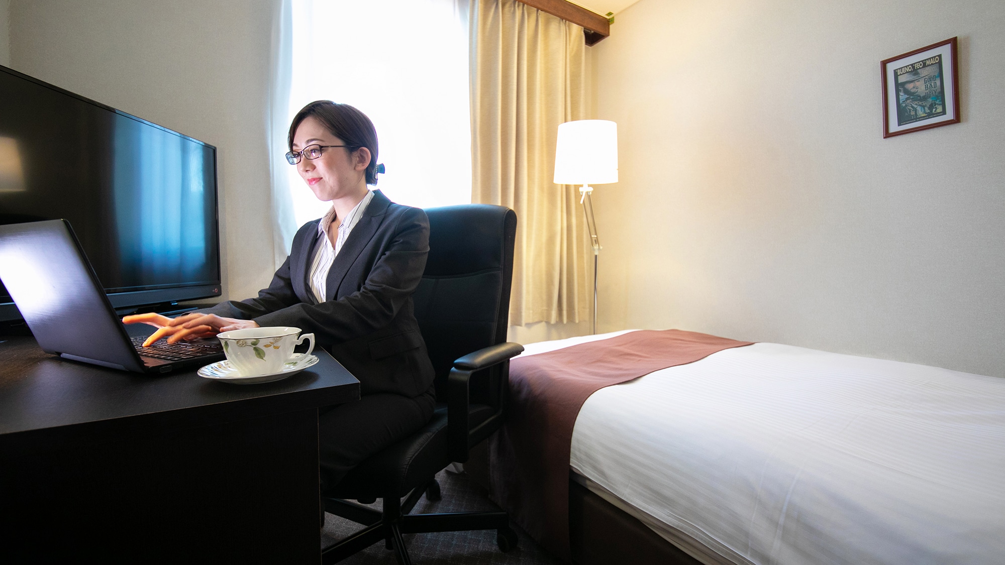 Equipped with a spacious desk that makes it easy to work! A comfortable desk work environment