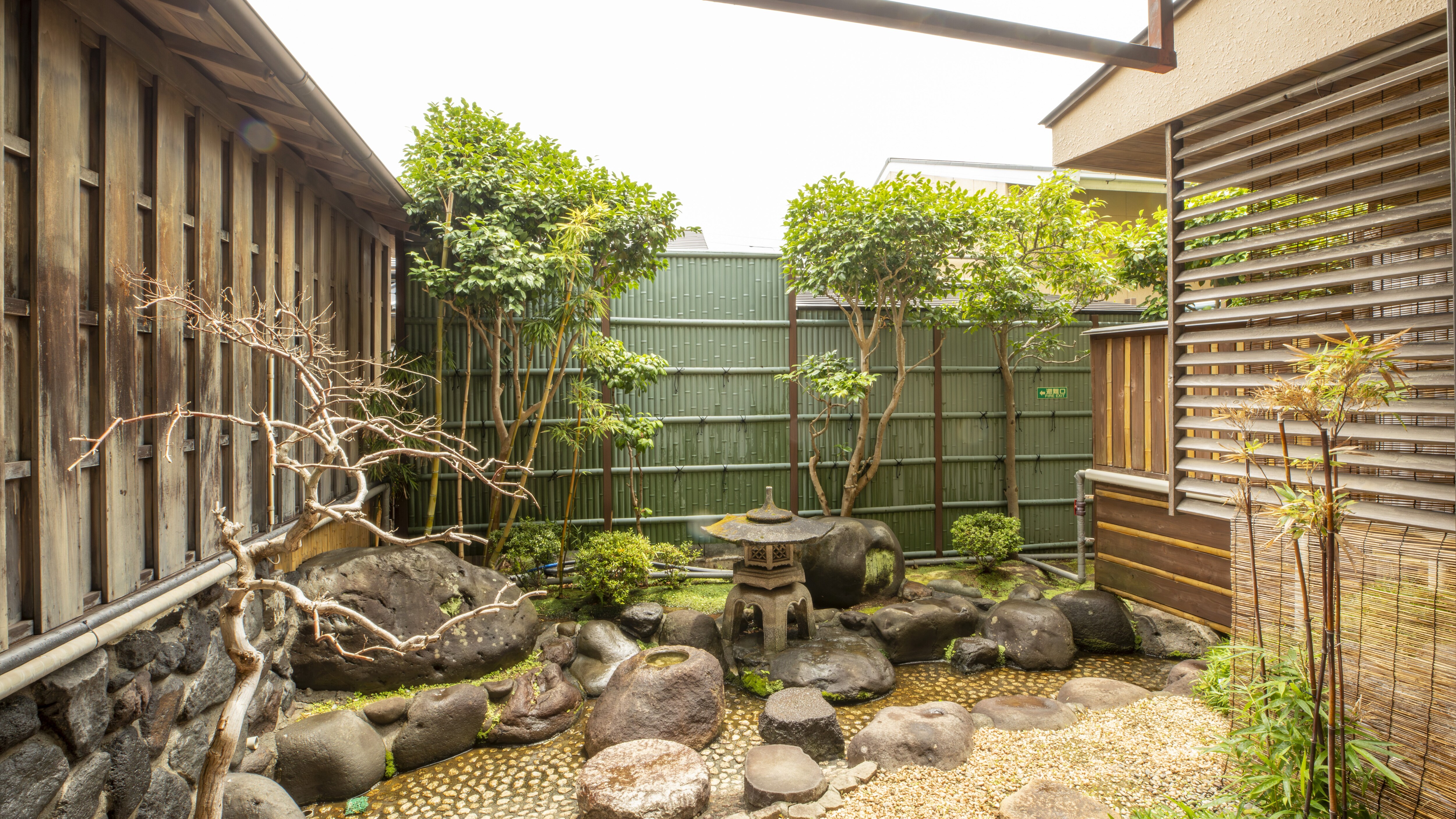 [Rooms with open-air baths] Room 101 Shokei Room / Room 102 Matsukaze Room: Japanese-style room 73㎡ + miniature garden