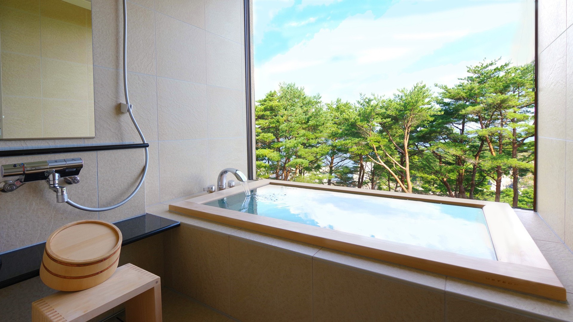 The view from the room bath is just a masterpiece. Superb room_twin with view bath