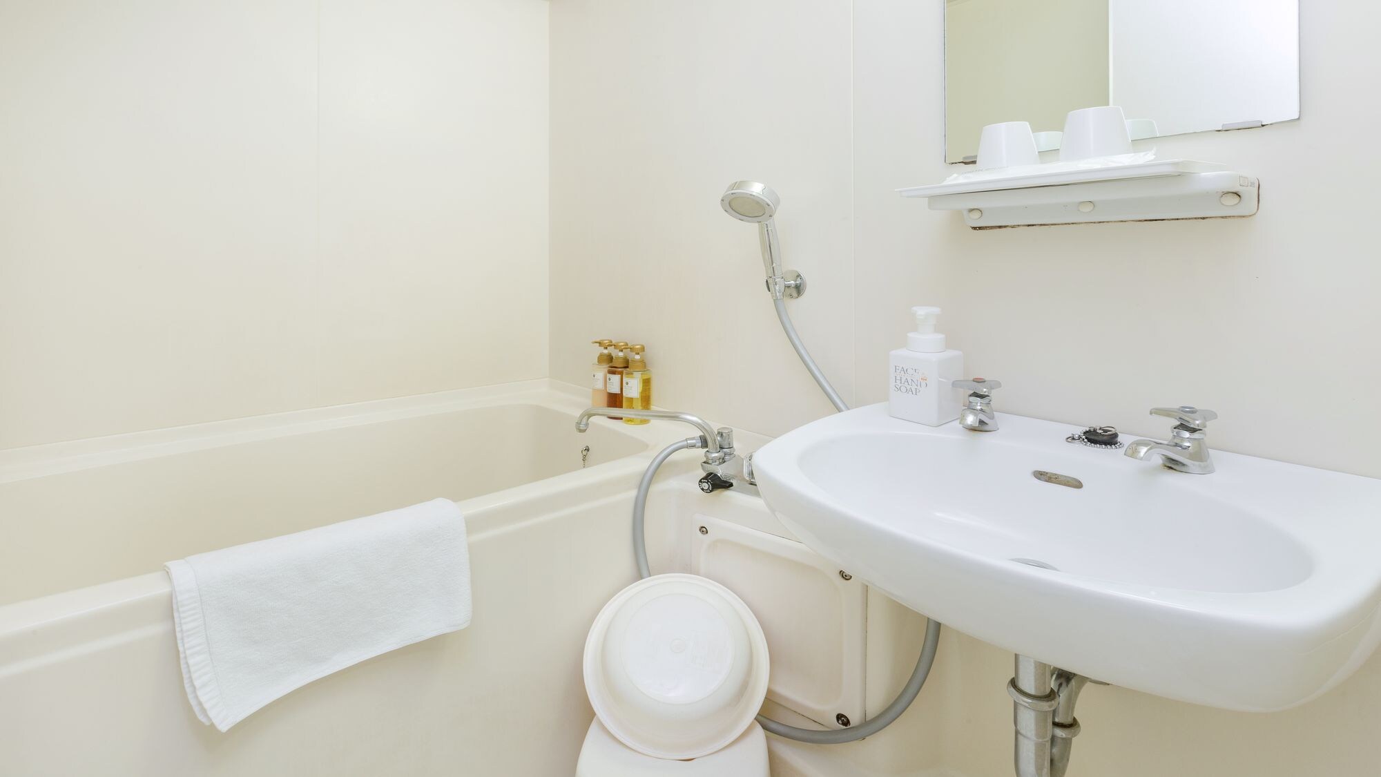An example of a superior twin bathroom