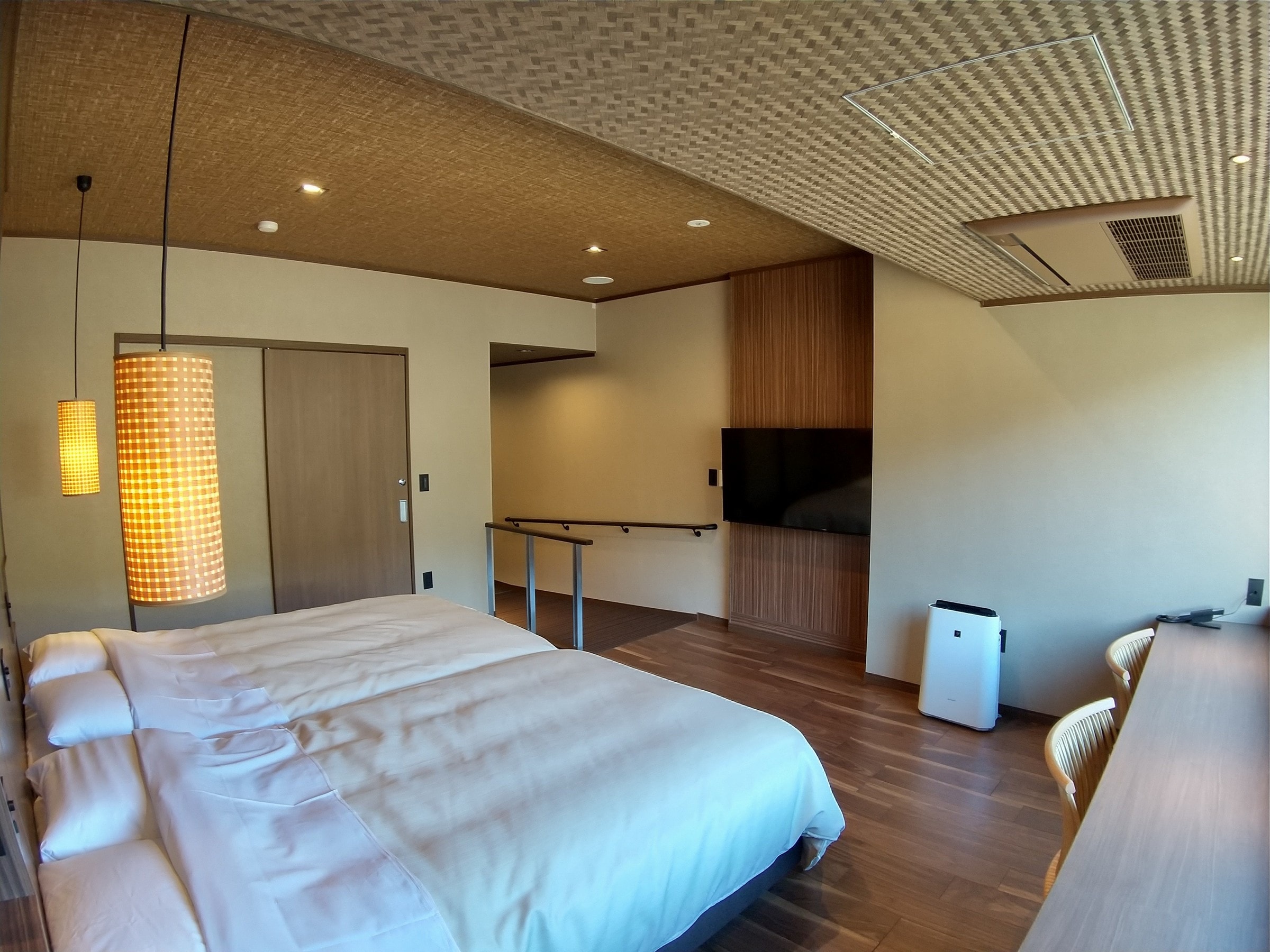 A 30m2 Western-style room renewed in March 2021. A compact room with a good view for 2 people only.