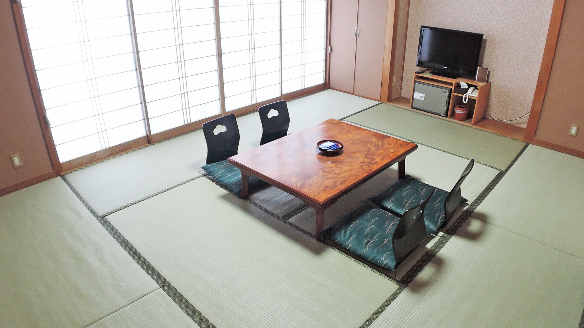 * Japanese-style room 10 tatami mats (example) ◎ Equipped with air conditioning and TV.