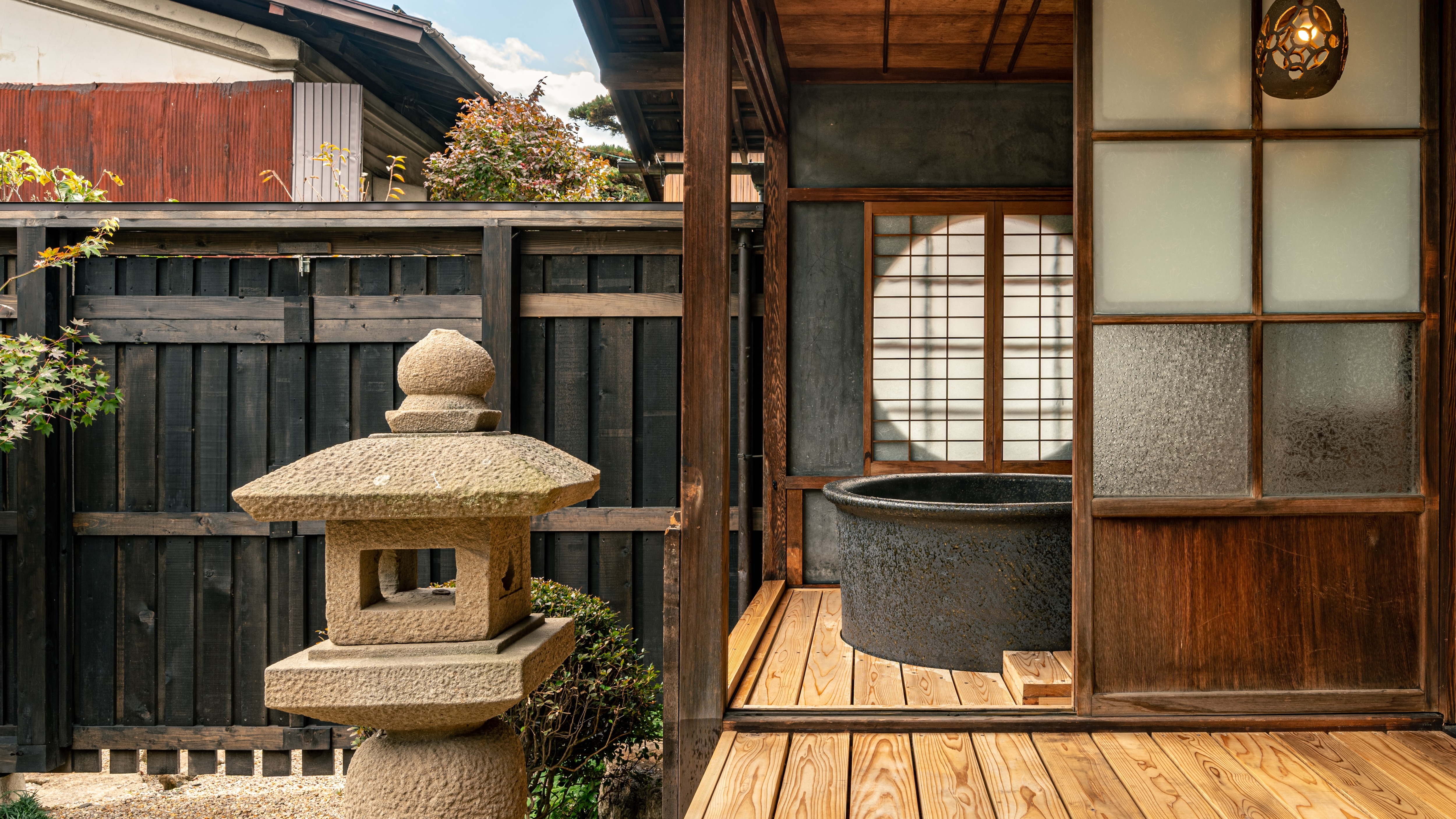 [Toshiyoshiya] Hyakushi / Feel the vague boundary between the inside and the outside / With a semi-open-air bath