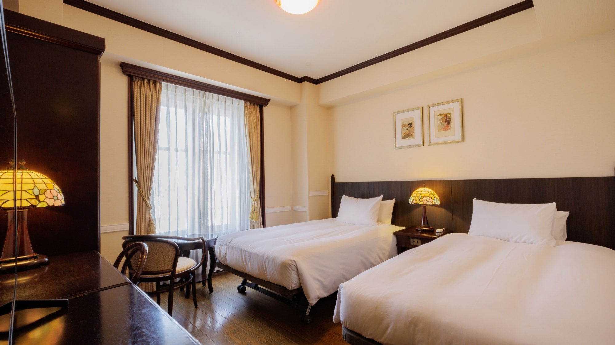 [Economy Twin] (Wooden floor)