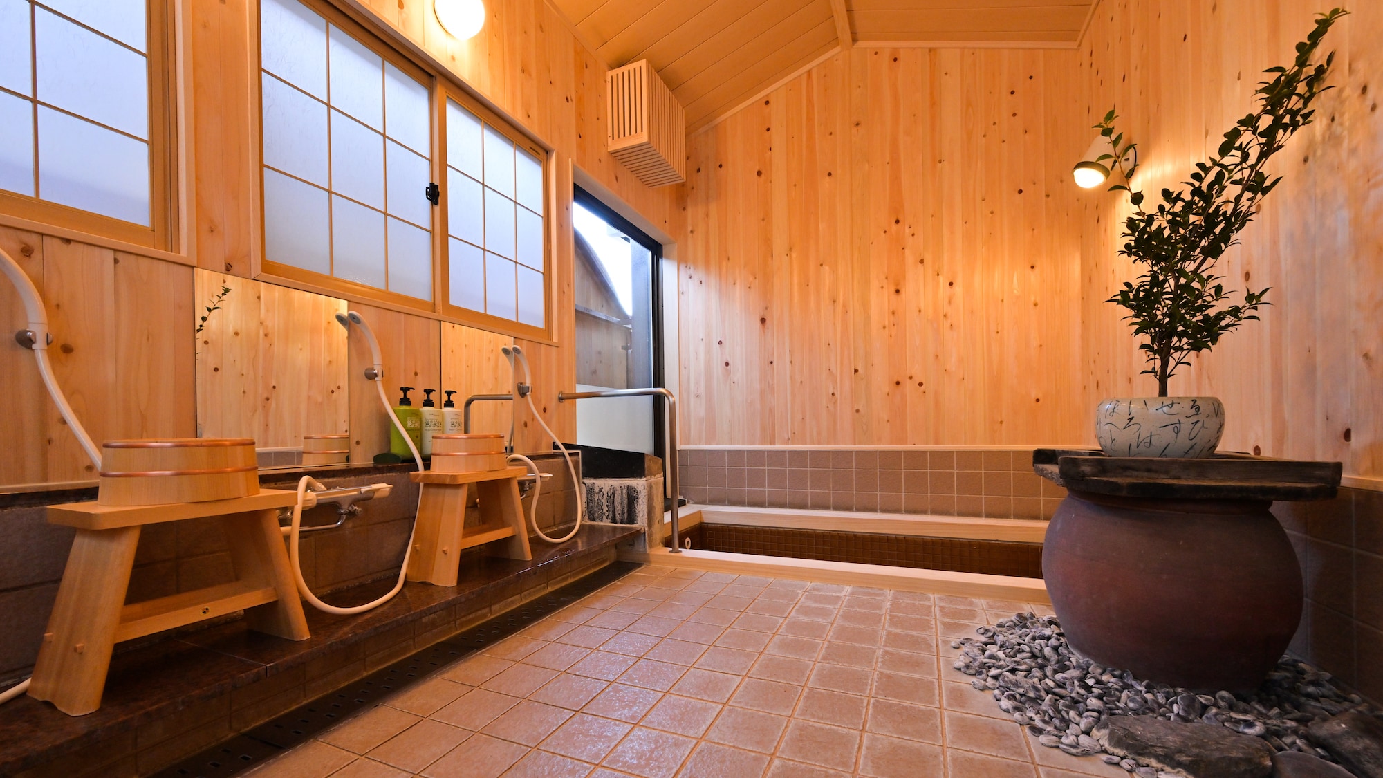 Two private baths: Wood scented bath A relaxing bath surrounded by the warmth and fragrance of wood.