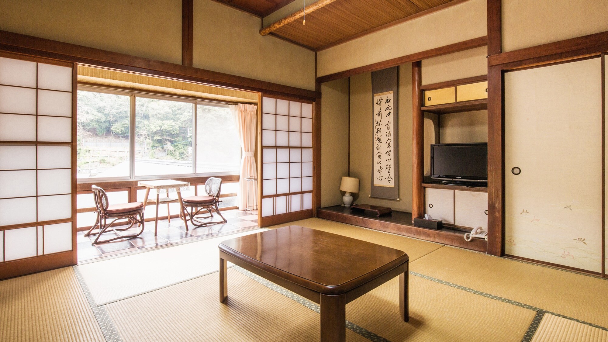 *[8 tatami Japanese-style room] A tasteful wooden room.
