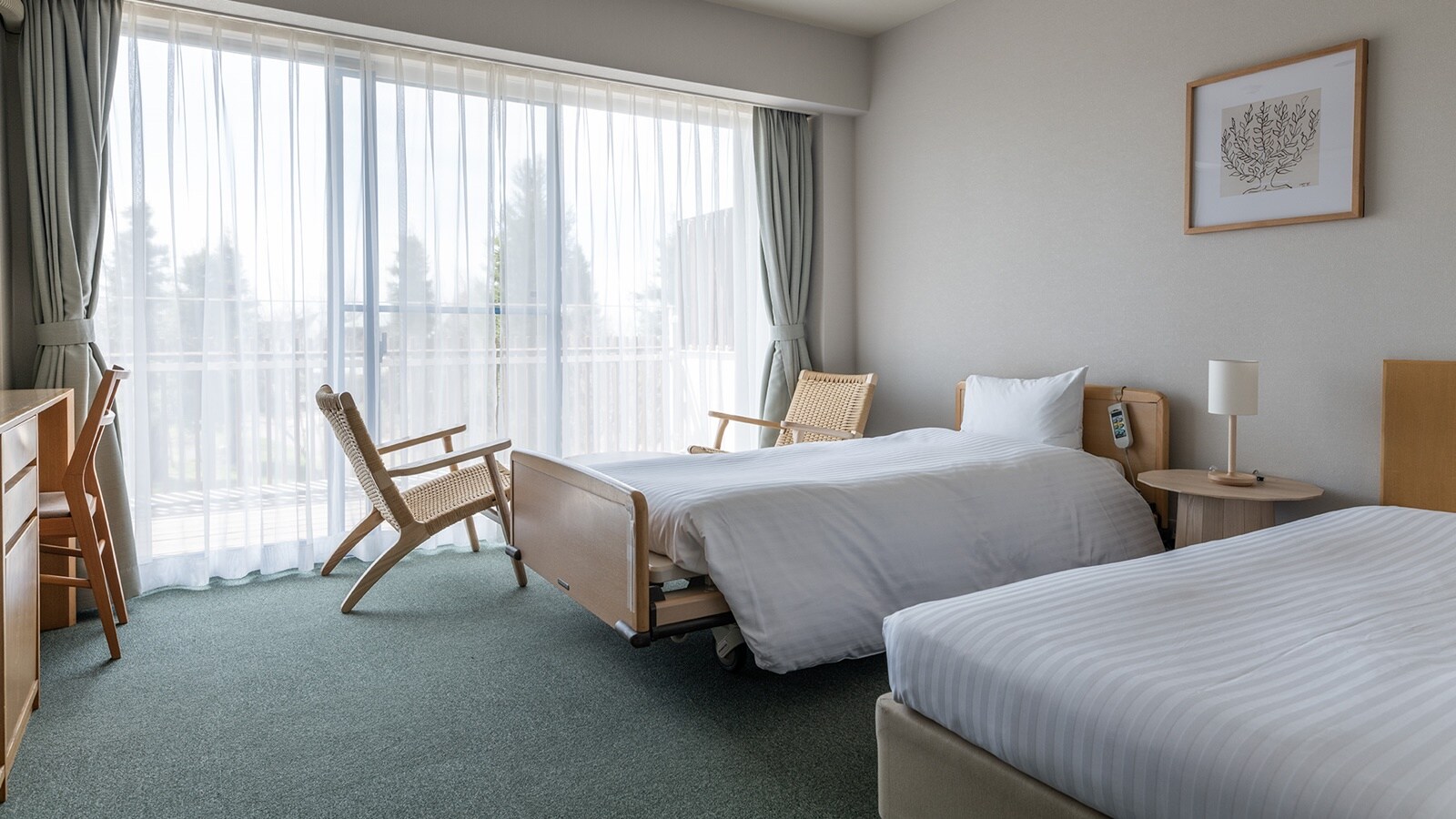 *[Main building barrier-free] Wheelchairs can move around the rooms easily.