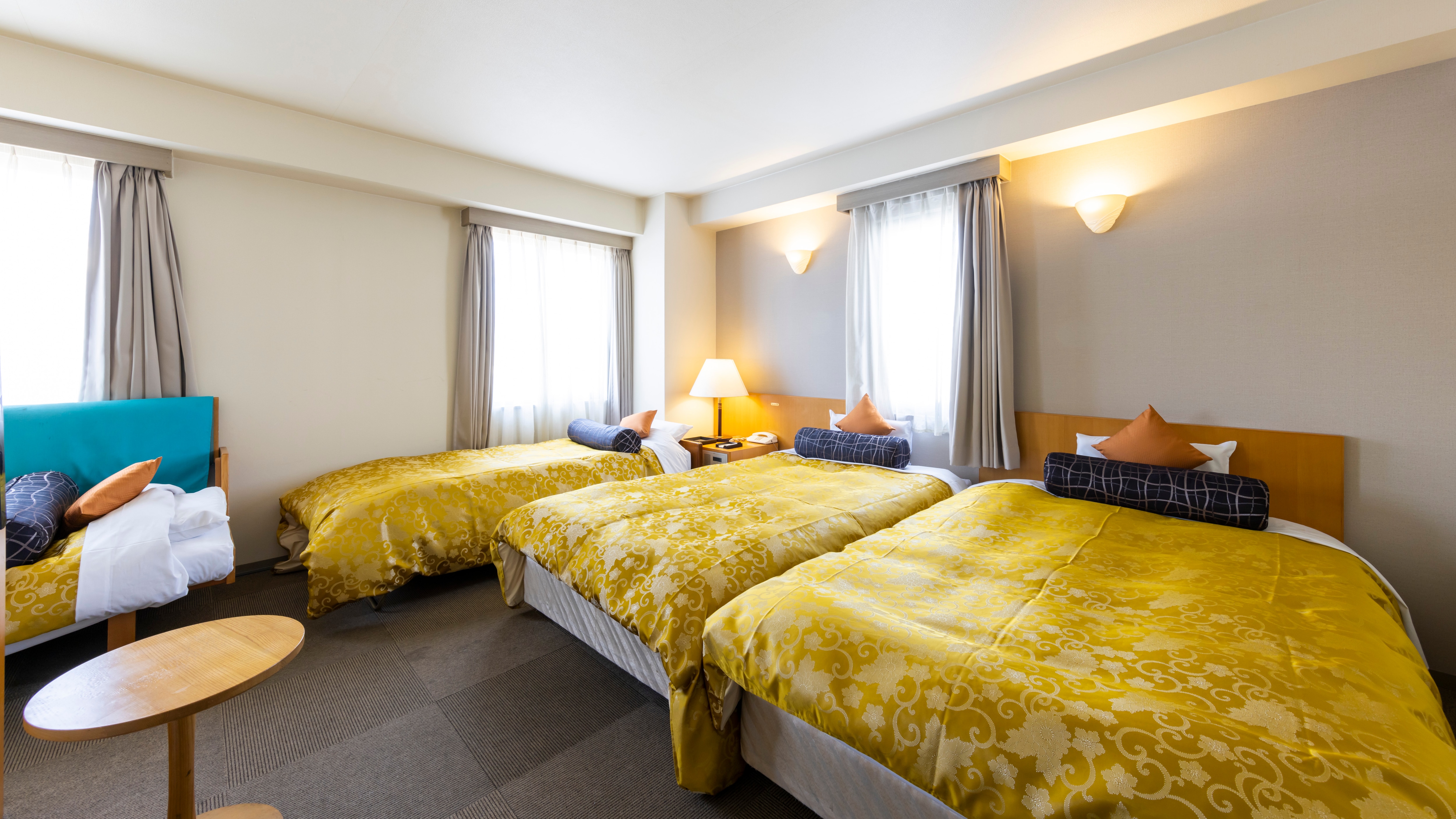 Here is a twin room for 4 people, which is rare in Shizuoka City! Everyone is comfortable with 3 beds and an extra bed ♪