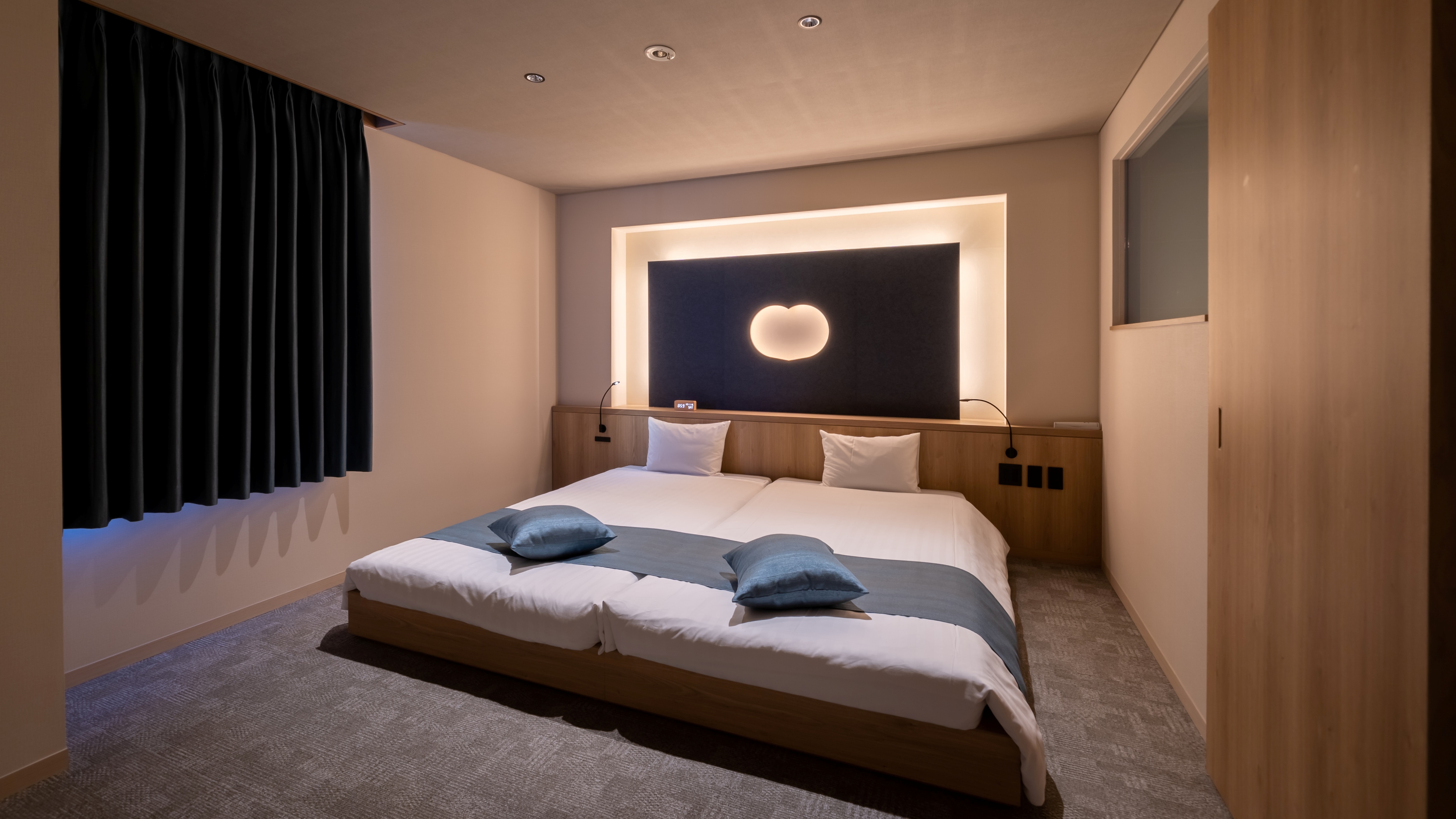 Hollywood Twin Room. You can freely go to the adjacent bath cafe via a private passageway.