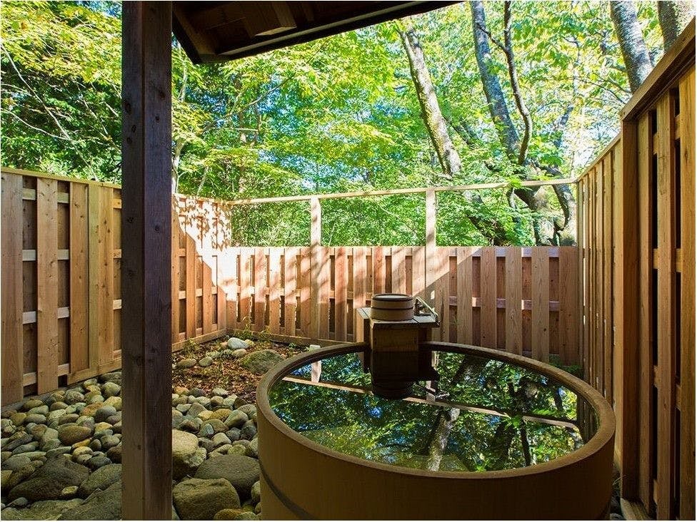 Separated "rape blossoms" with an open-air bath