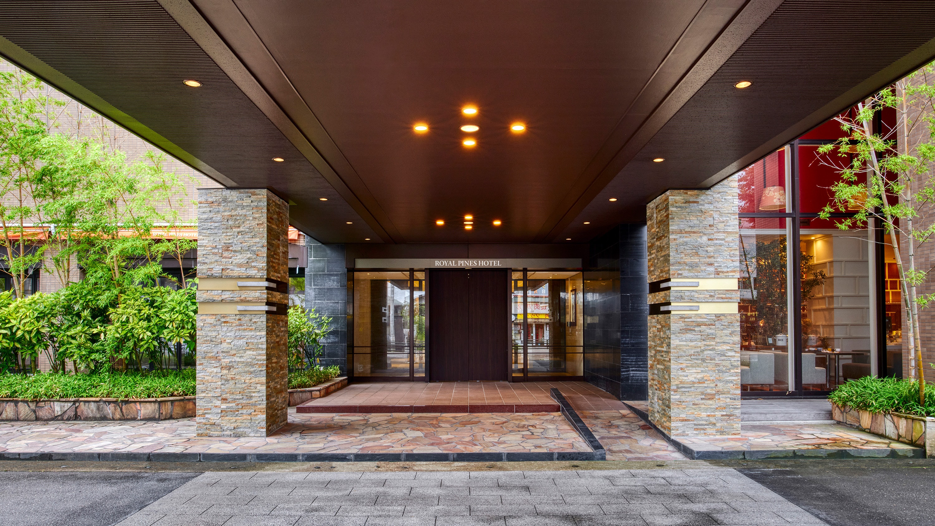 Hotel Entrance | The hotel is covered so you can feel safe even on rainy or snowy days. We welcome our guests in a calm atmosphere.