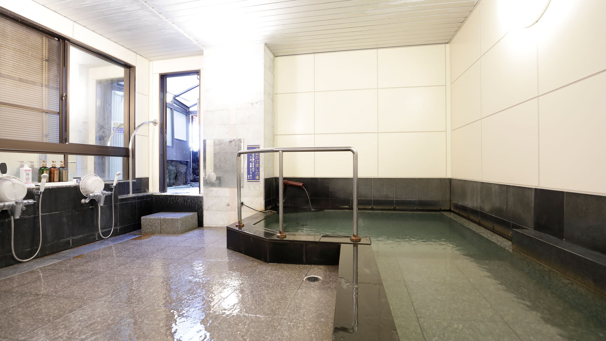 Large public bath: Indoor bath