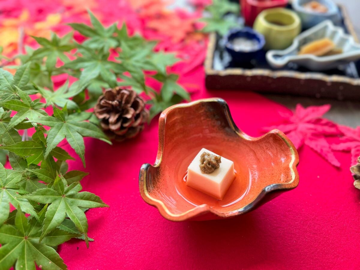 芝麻豆腐的柔滑口感与蟹肉味噌的浓郁风味相得益彰。