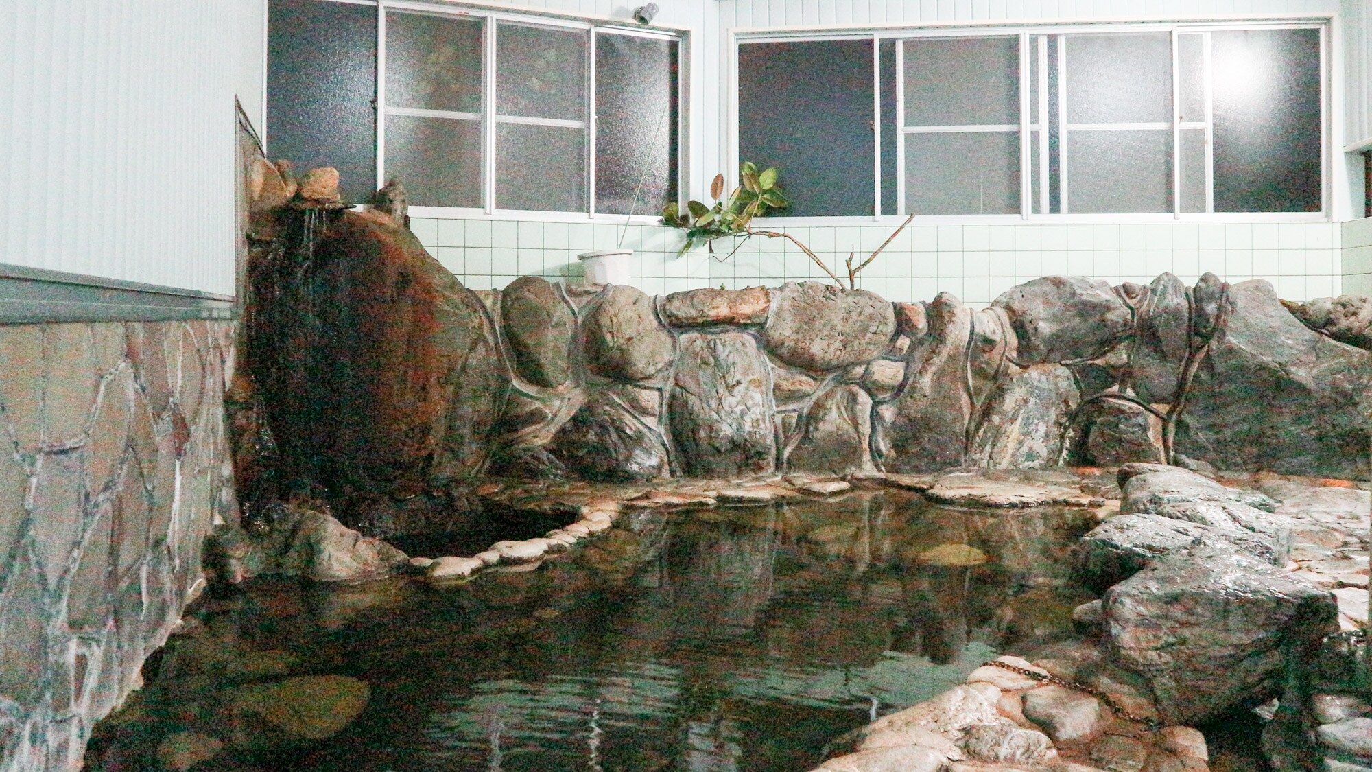 *[Large public bath (women's bath)] Rock bath. Enjoy our hotel's proud hot springs in the atmospheric rock bath!