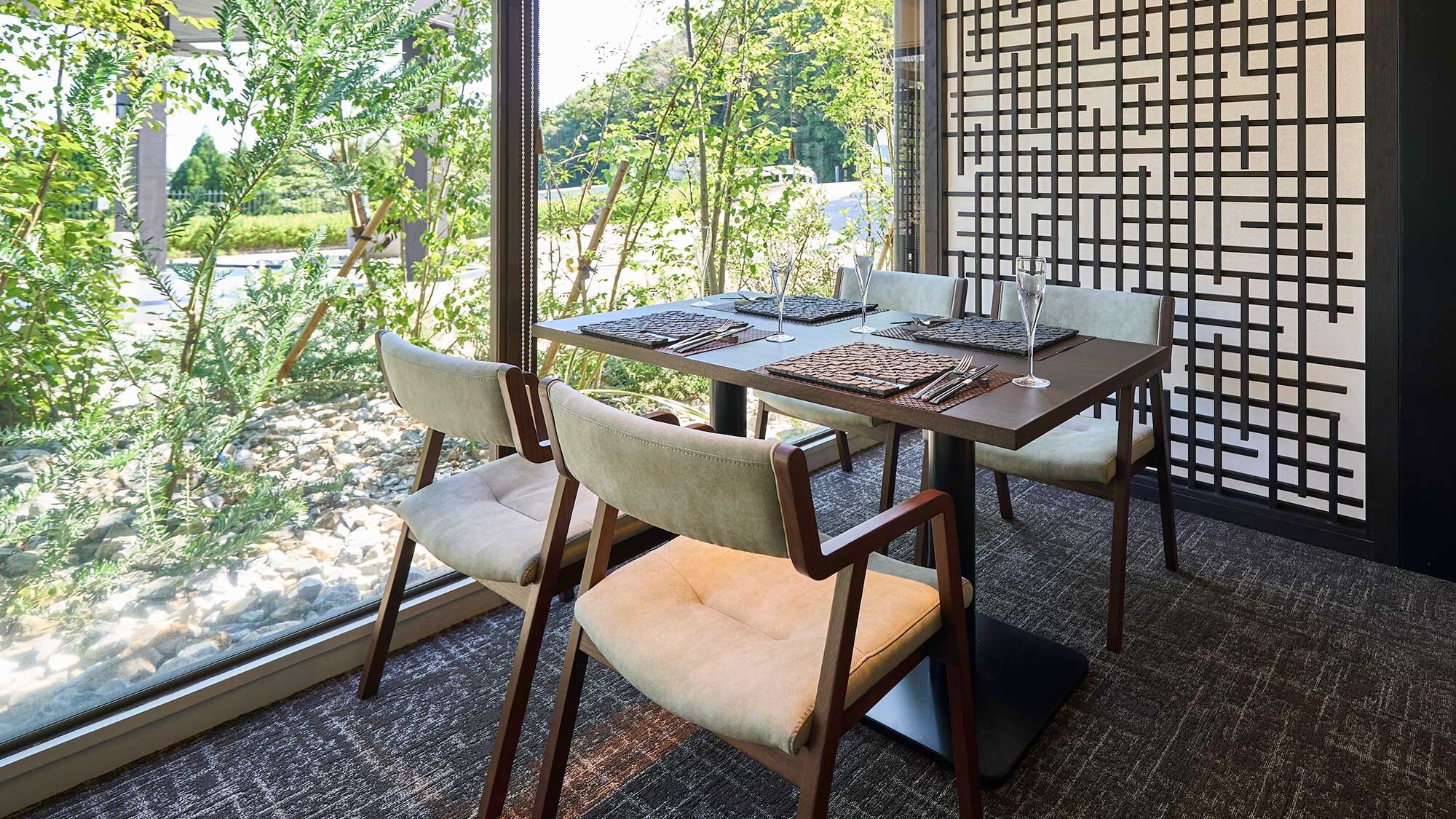 ・[餐廳] 一邊欣賞四季變幻的風景，一邊享用美食。