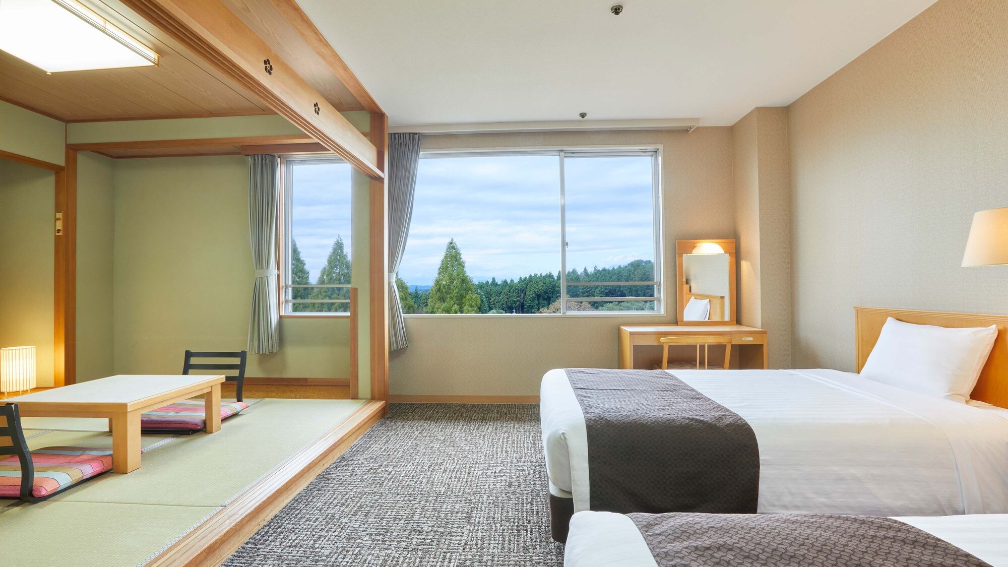 【日西合璧式客房】 4.5张榻榻米的日式客房和一间以推拉门隔开的双床房。