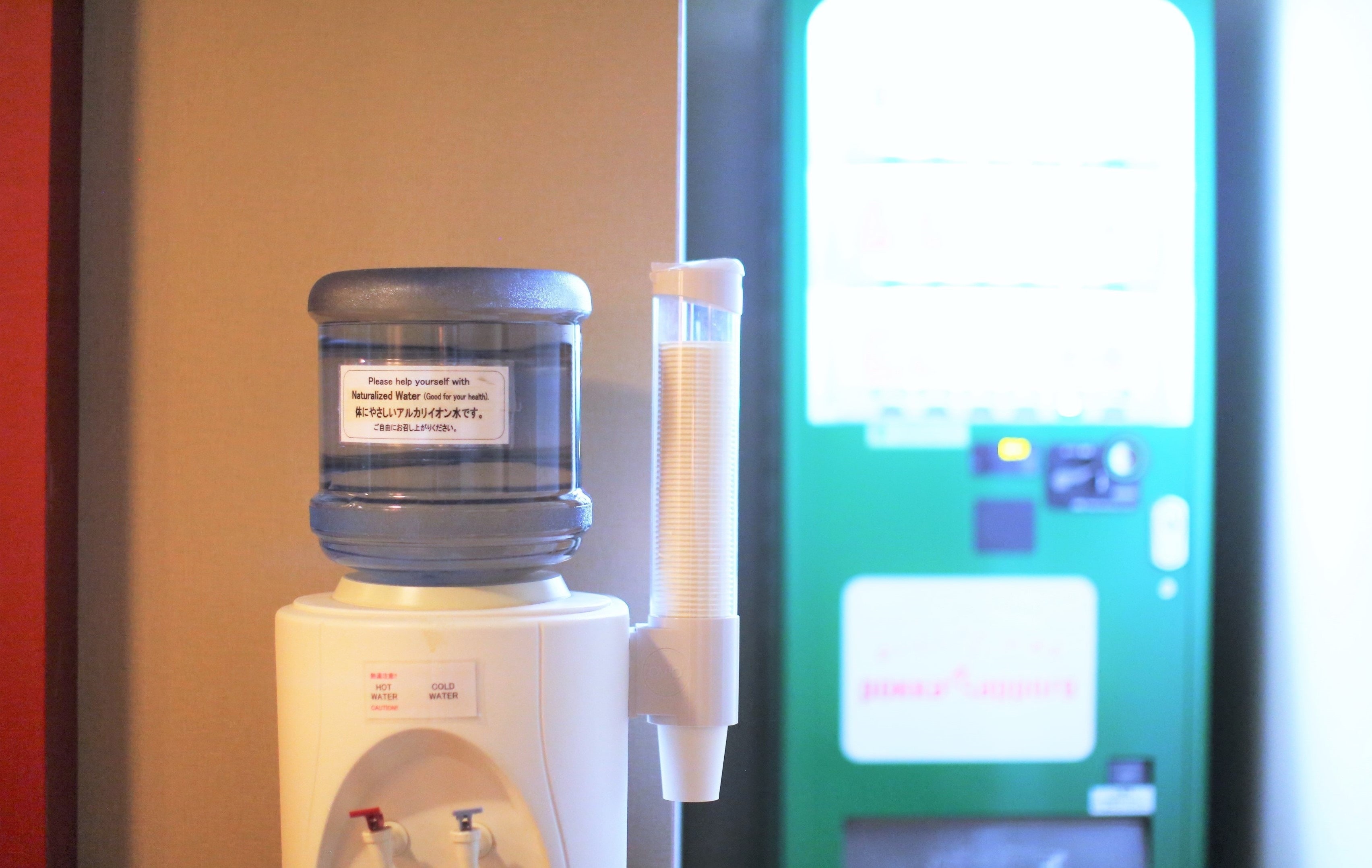 Vending machine water dispenser