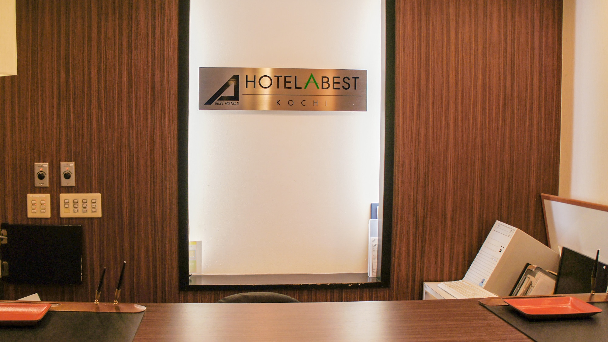 1st floor: Front desk
