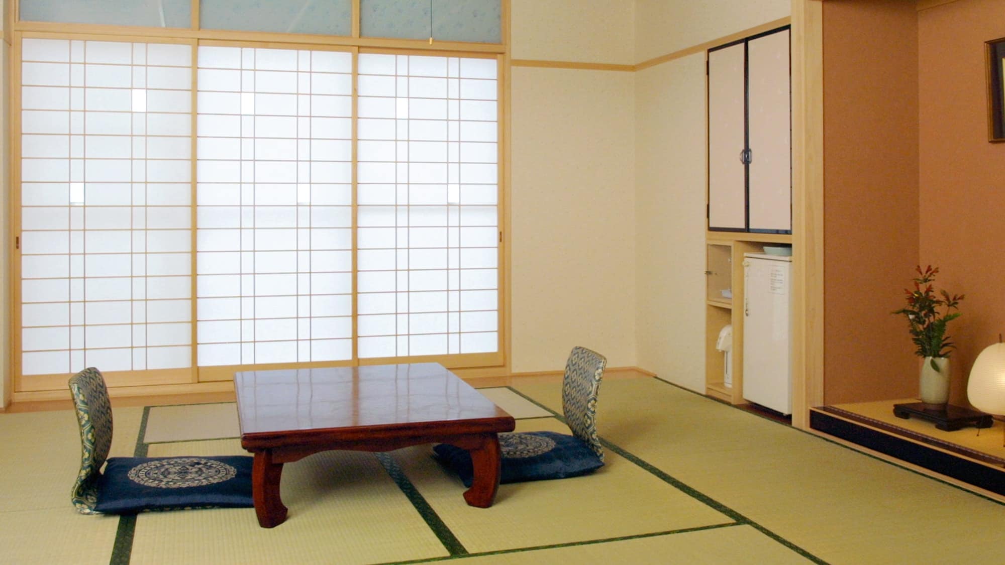 [10 tatami Japanese-style room] A room with a calm atmosphere where the scent of tatami tickles your nose