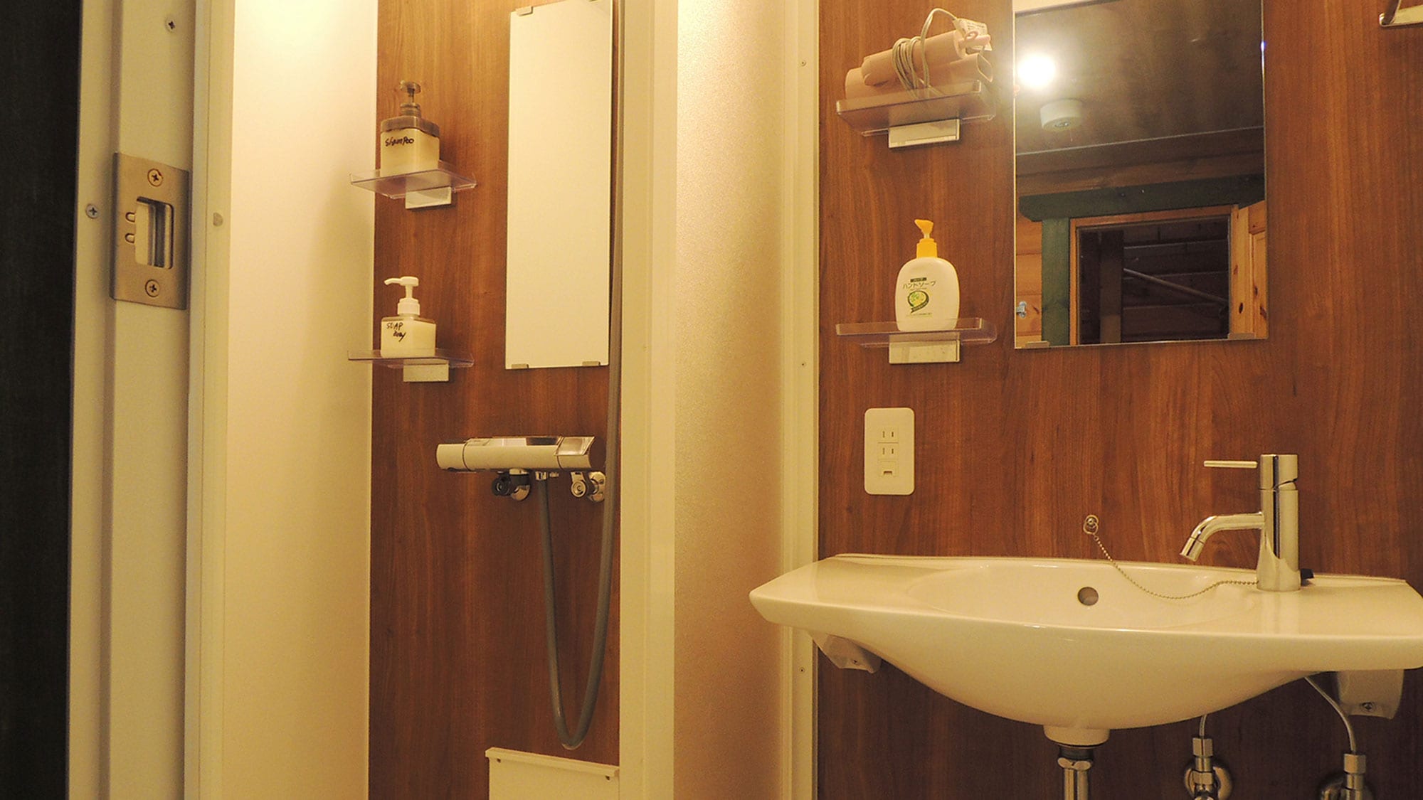 [Cottage] Shower booth and washbasin