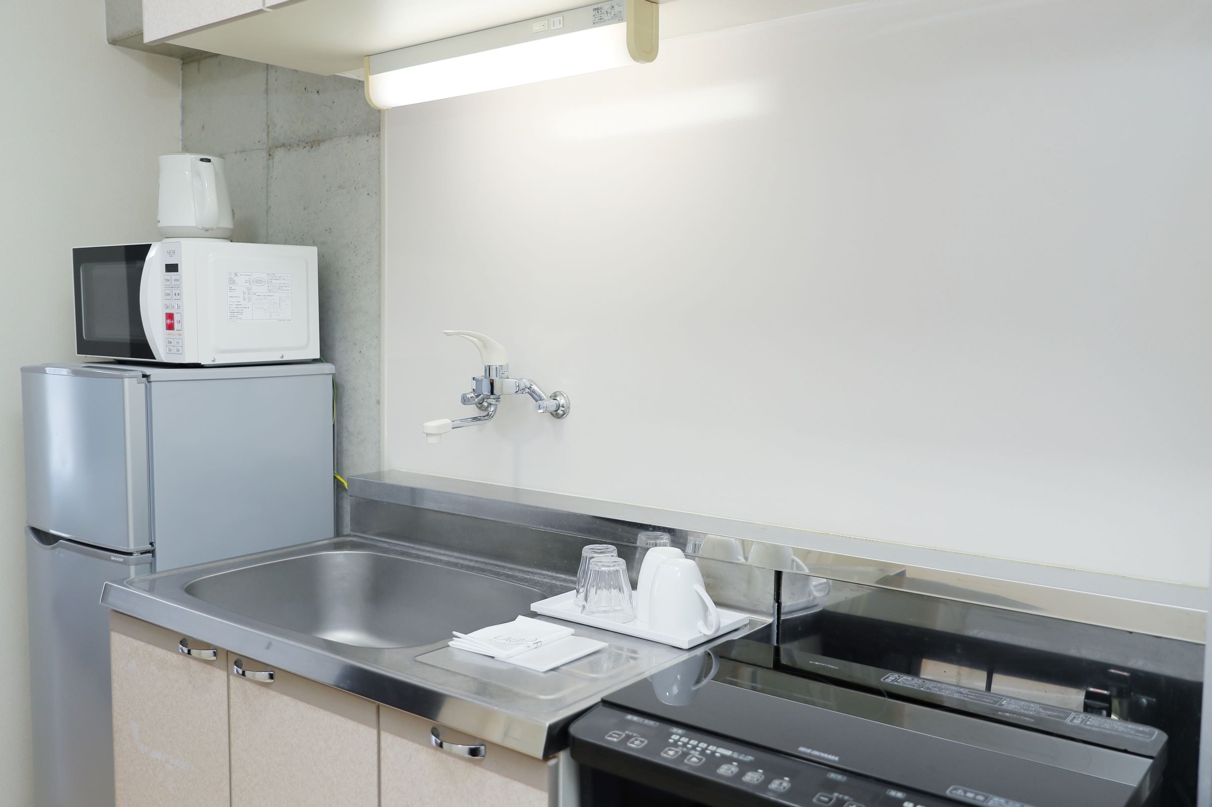 [Kitchen facilities] Fully equipped with refrigerator, microwave, induction cooker, and washing machine! *Tableware sets are available for rental (charge applies).