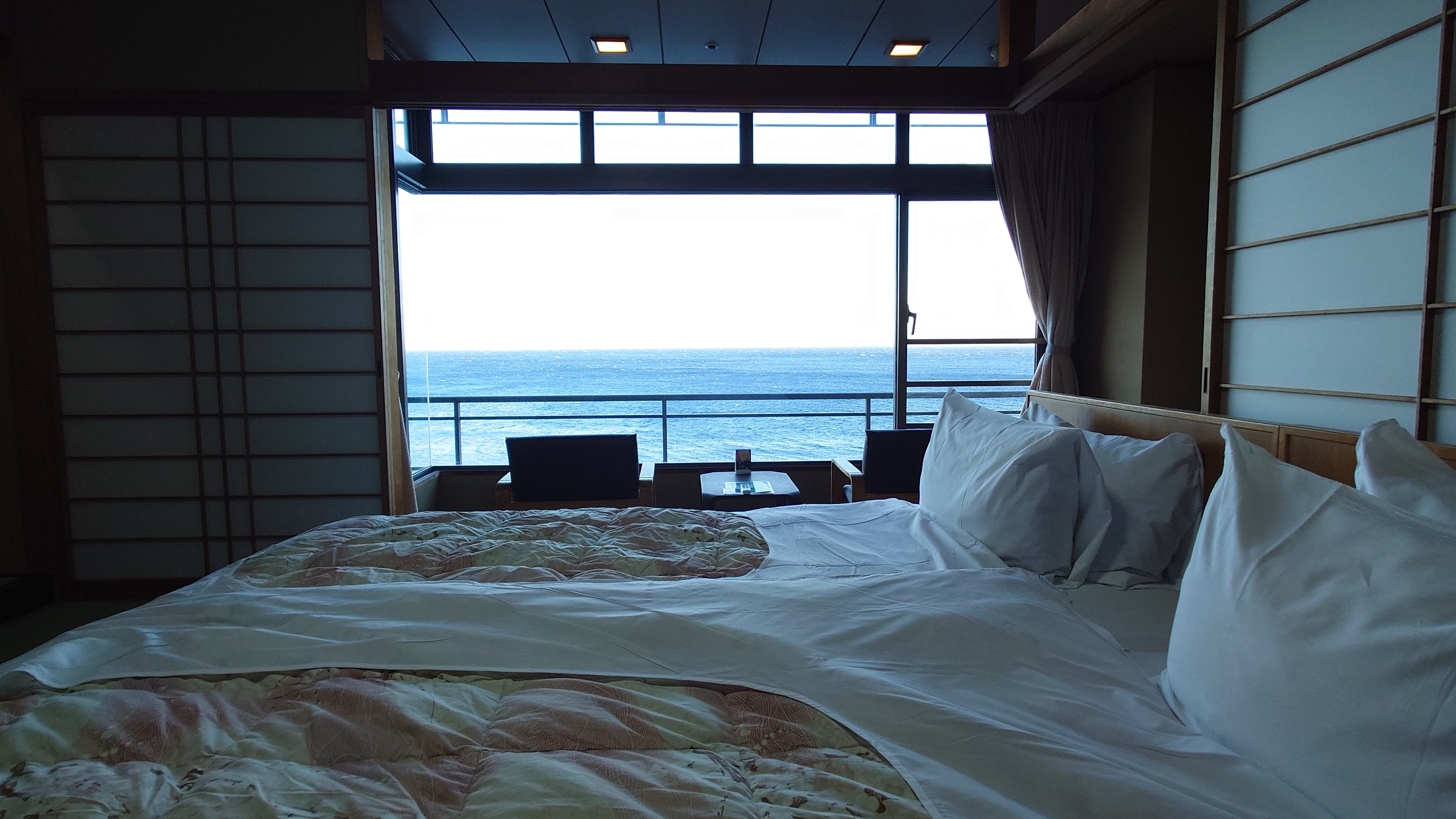 [Non-smoking room] Sea side, low floor, Japanese style room, 10 tatami mats, twin bed + wide veranda, 45 square meters
