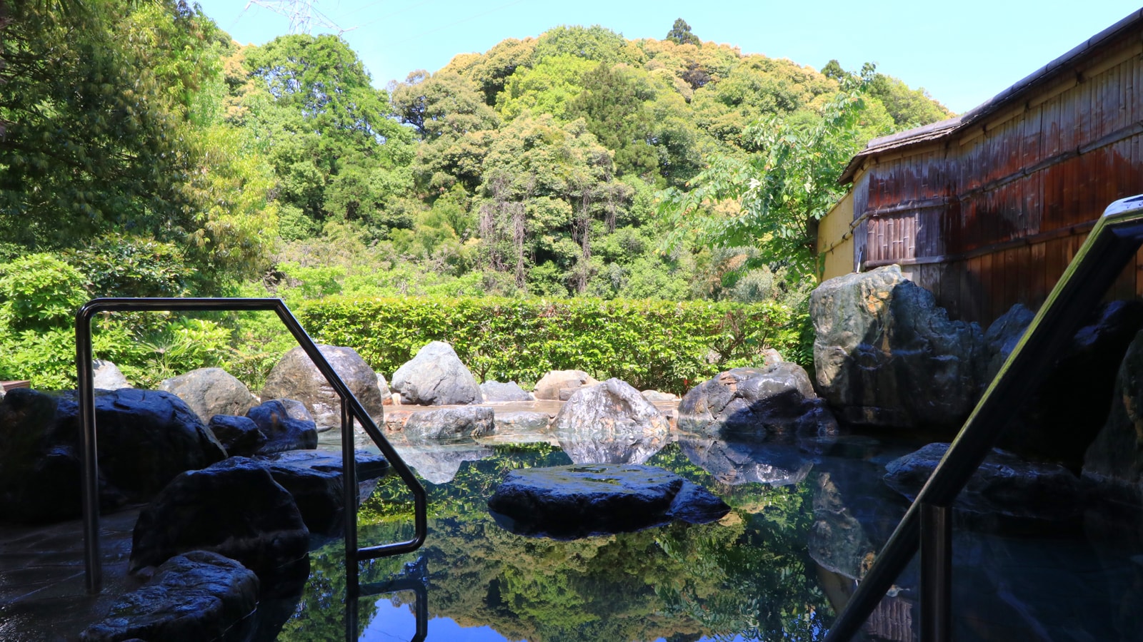 [Open-air bath] -A magnificent open-air bath with a natural view-